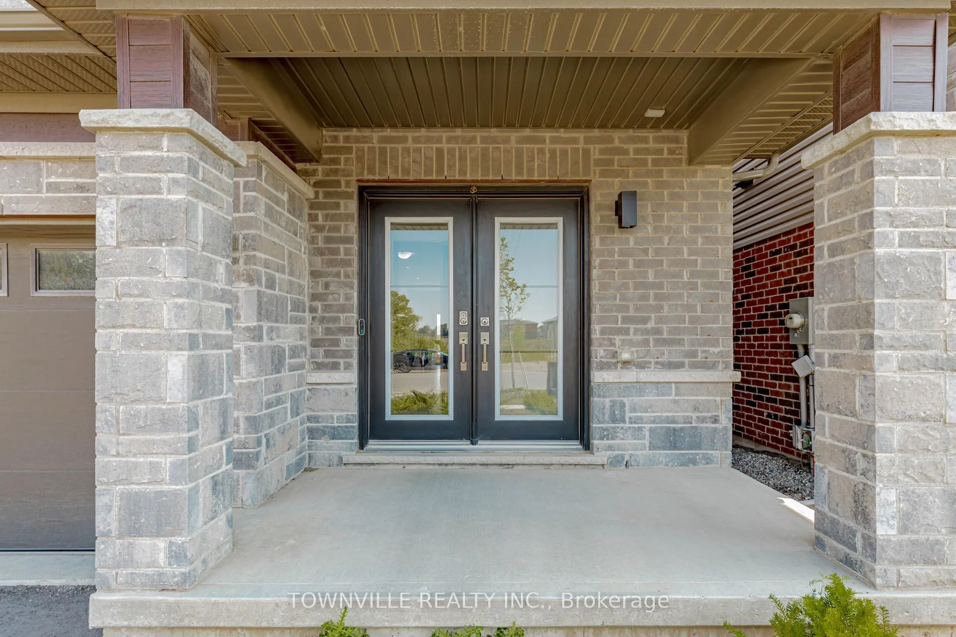 Photo 4 of 460 Blackburn Drive SW, Brantford — HOMEH