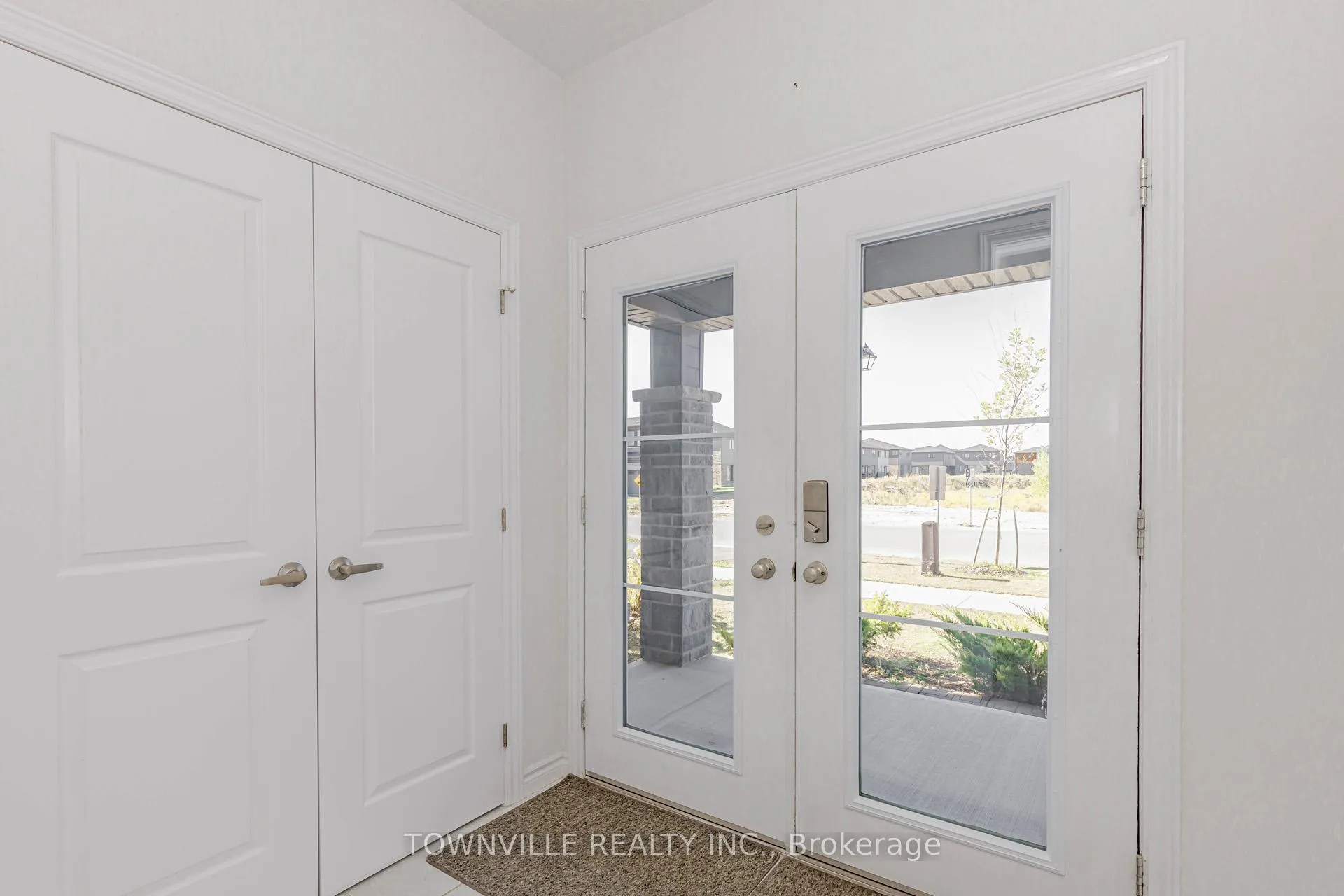 Photo 5 of 460 Blackburn Drive SW, Brantford — HOMEH