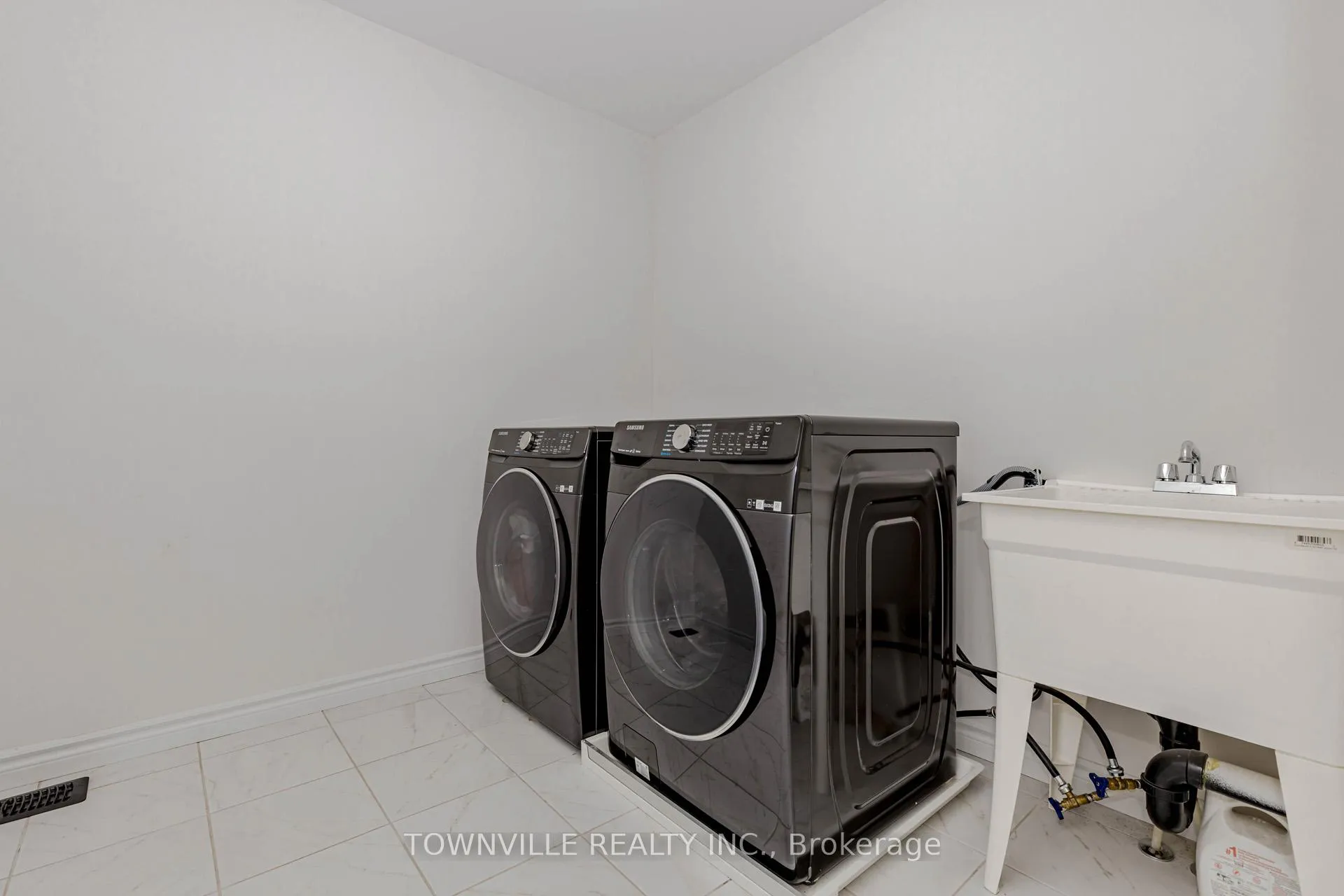 Photo 33 of 460 Blackburn Drive SW, Brantford — HOMEH