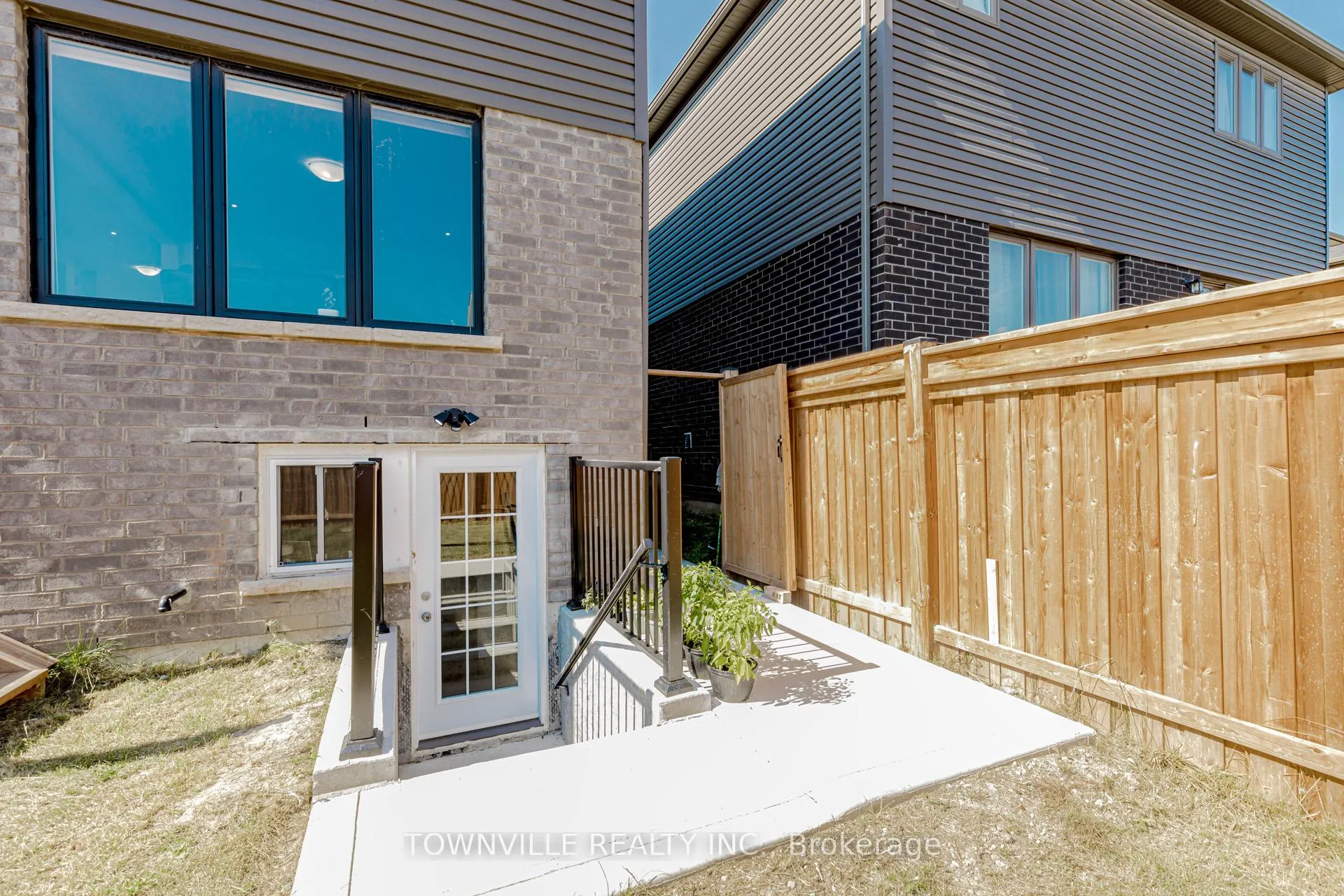 Photo 34 of 460 Blackburn Drive SW, Brantford — HOMEH