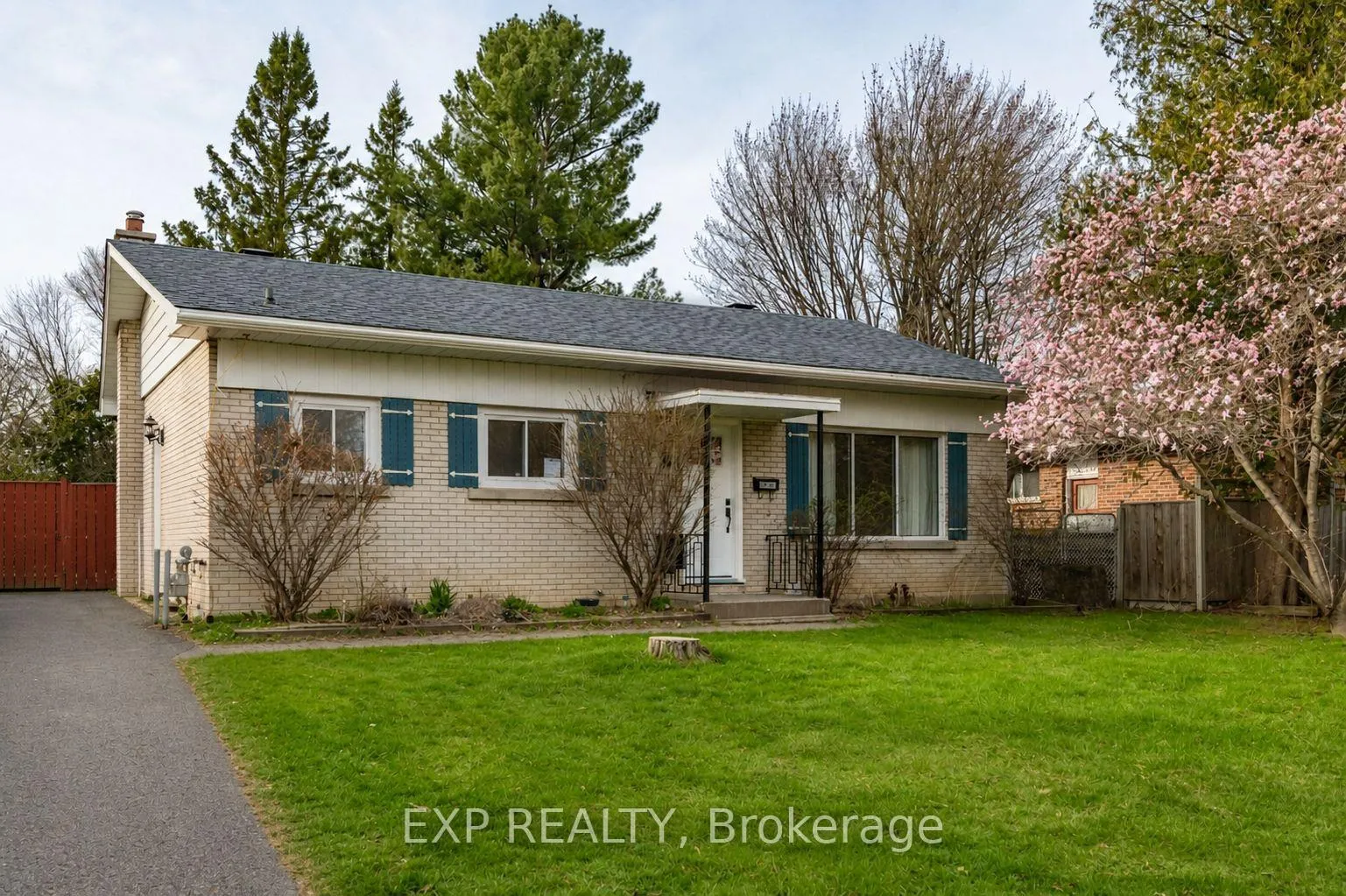 Photo 2 of 9 Kirkstall Avenue, Ottawa, Manordale — HOMEH