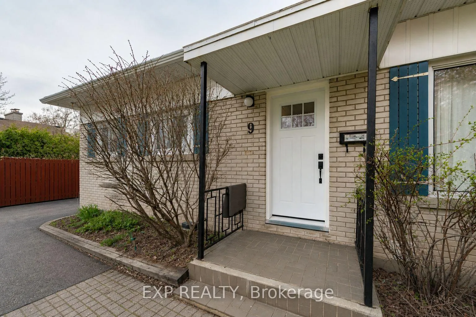 Photo 3 of 9 Kirkstall Avenue, Ottawa, Manordale — HOMEH
