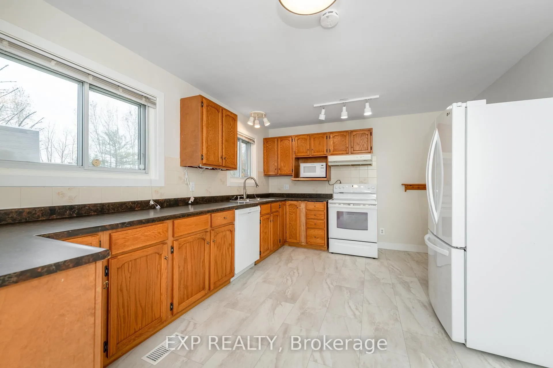 Photo 8 of 9 Kirkstall Avenue, Ottawa, Manordale — HOMEH