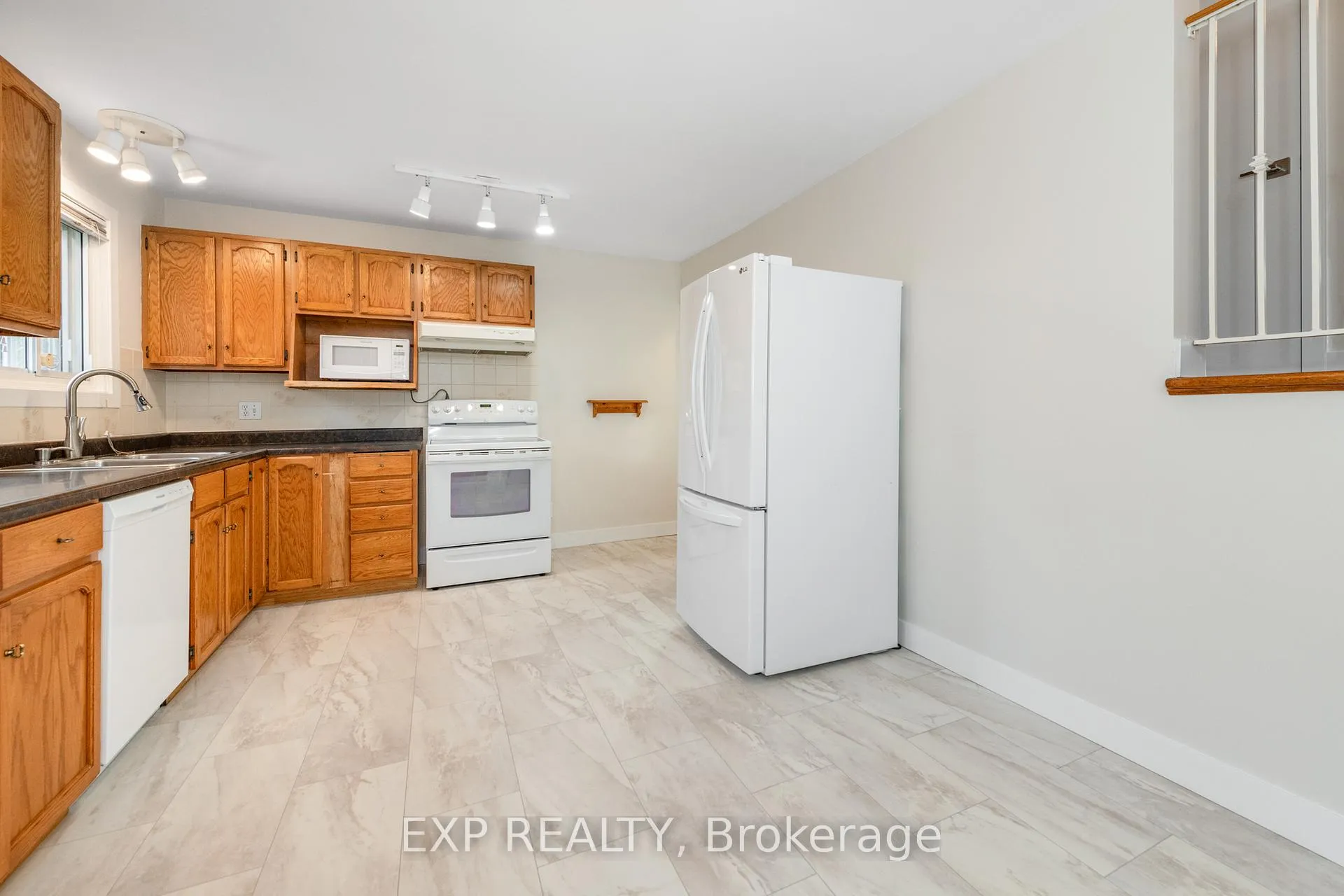 Photo 10 of 9 Kirkstall Avenue, Ottawa, Manordale — HOMEH