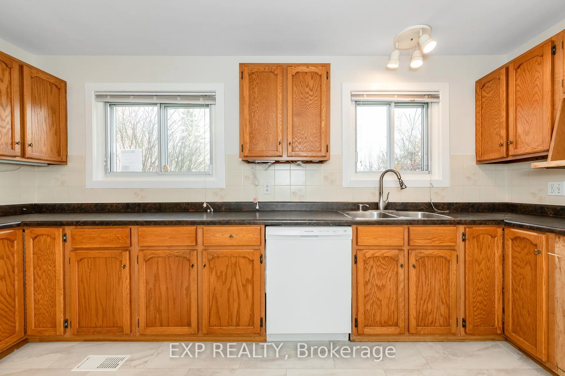 Photo 11 of 9 Kirkstall Avenue, Ottawa, Manordale — HOMEH