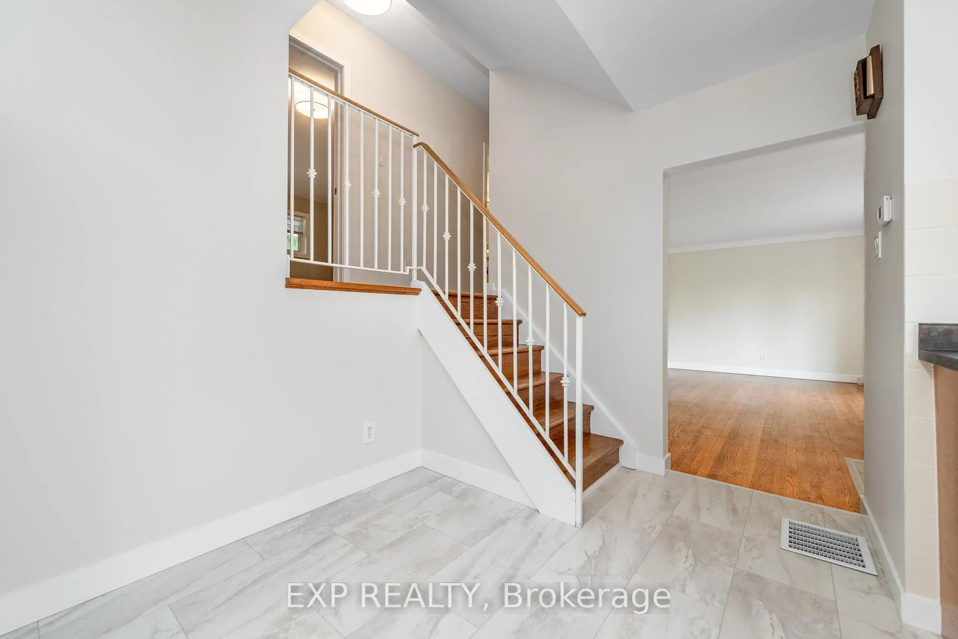 Photo 12 of 9 Kirkstall Avenue, Ottawa, Manordale — HOMEH