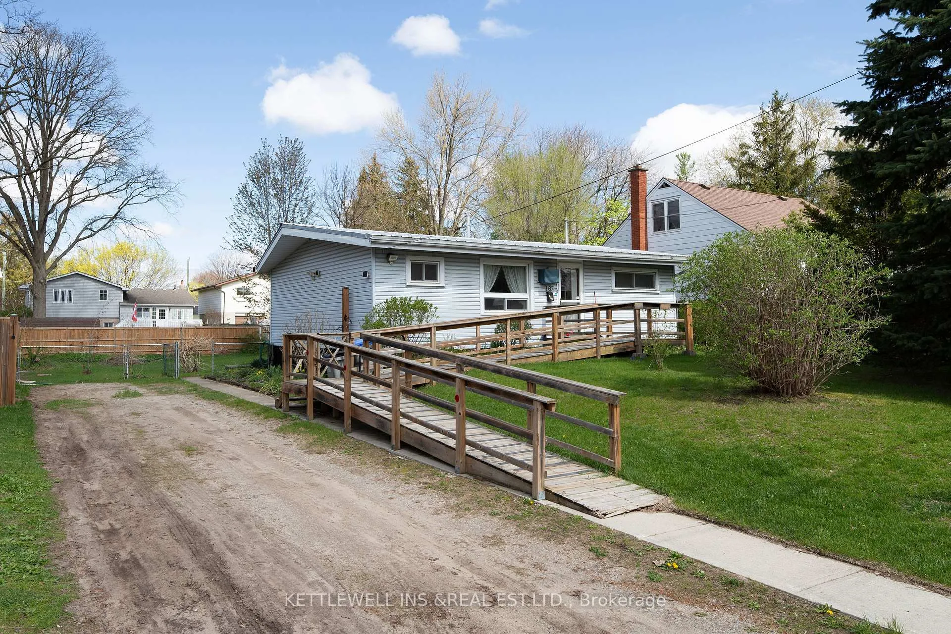 Photo 2 of 167 Burns Street, Strathroy-Caradoc, SW — HOMEH