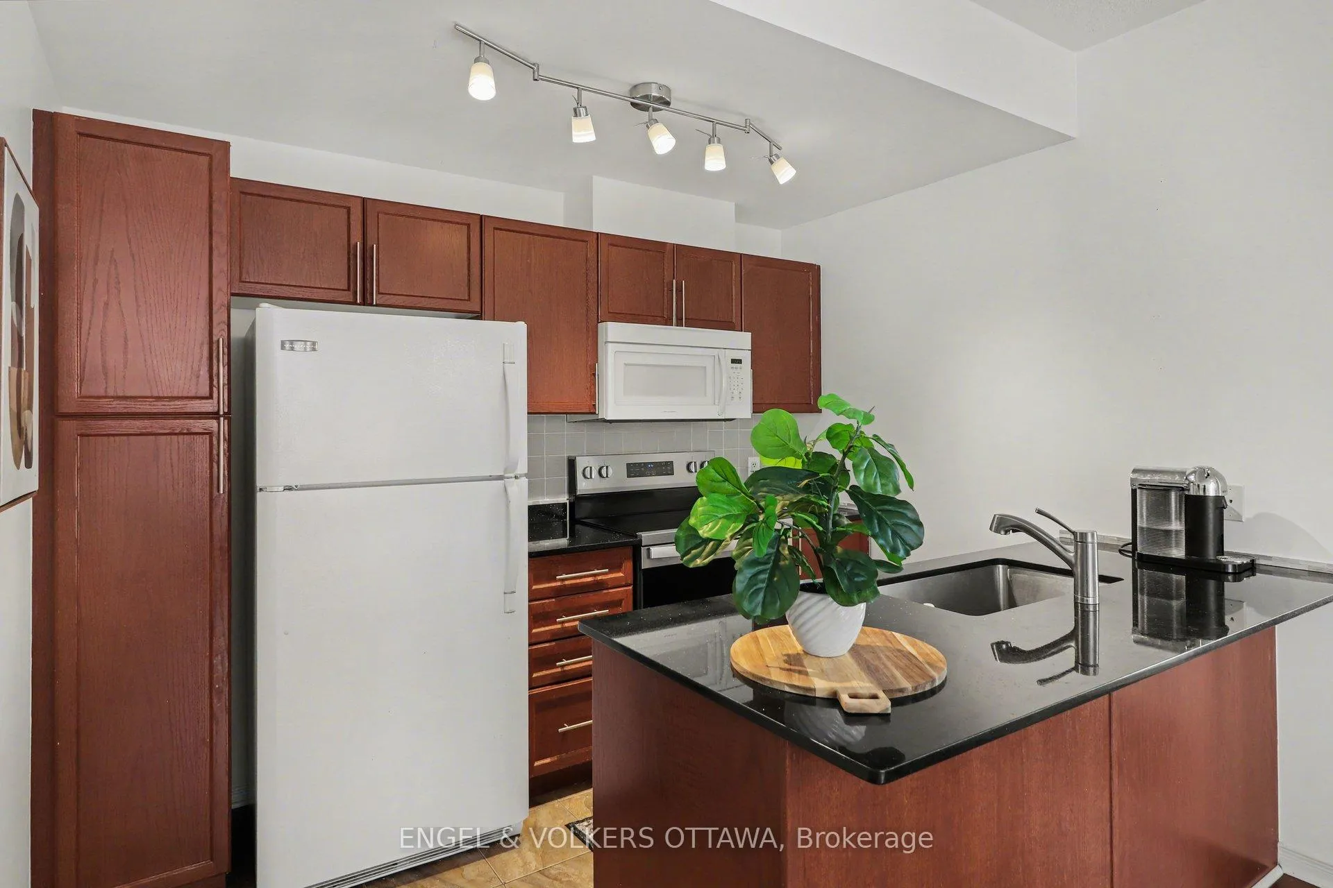 Photo 15 of Unit B, 300 Meilleur Private, Ottawa, Vanier — HOMEH