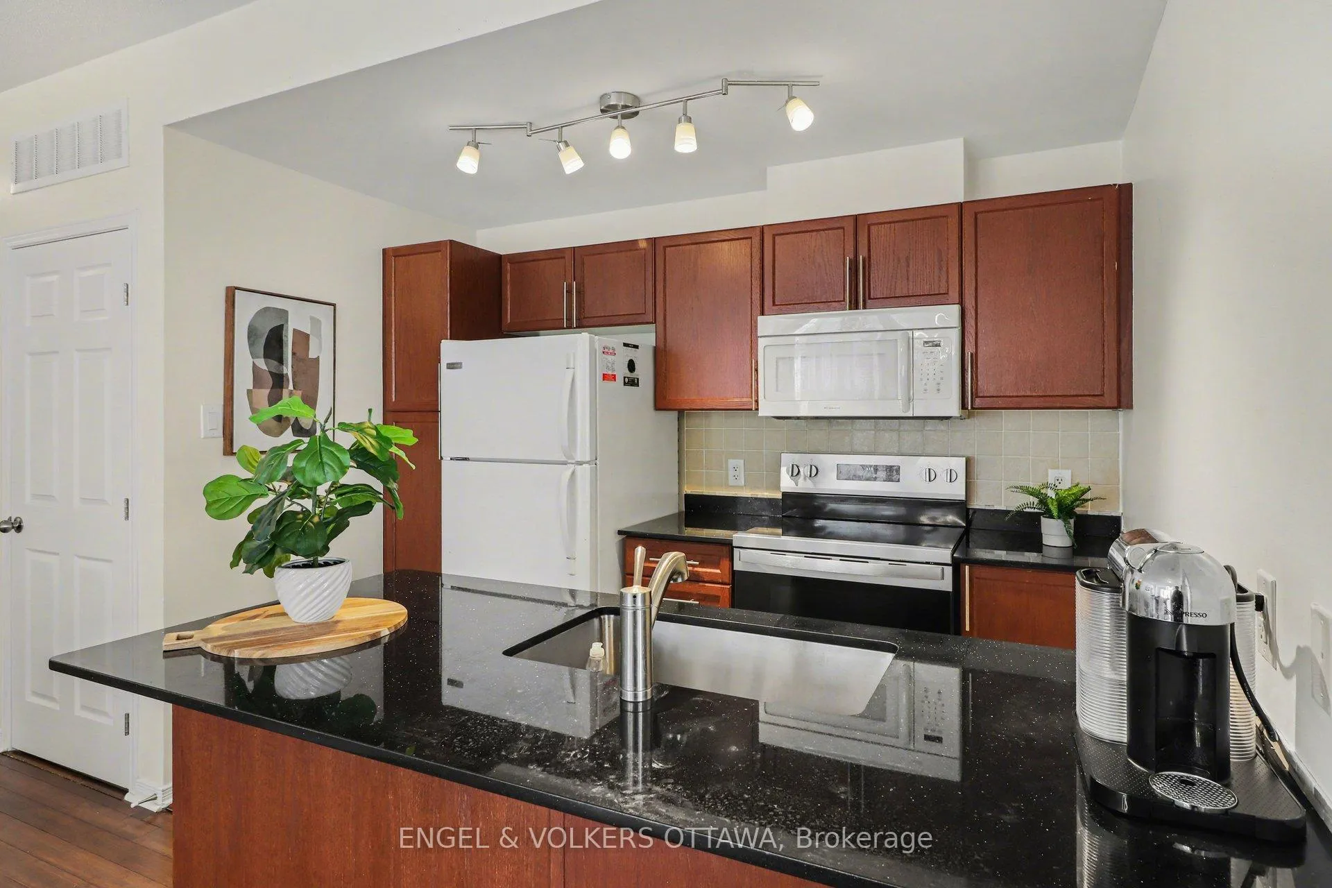 Photo 16 of Unit B, 300 Meilleur Private, Ottawa, Vanier — HOMEH