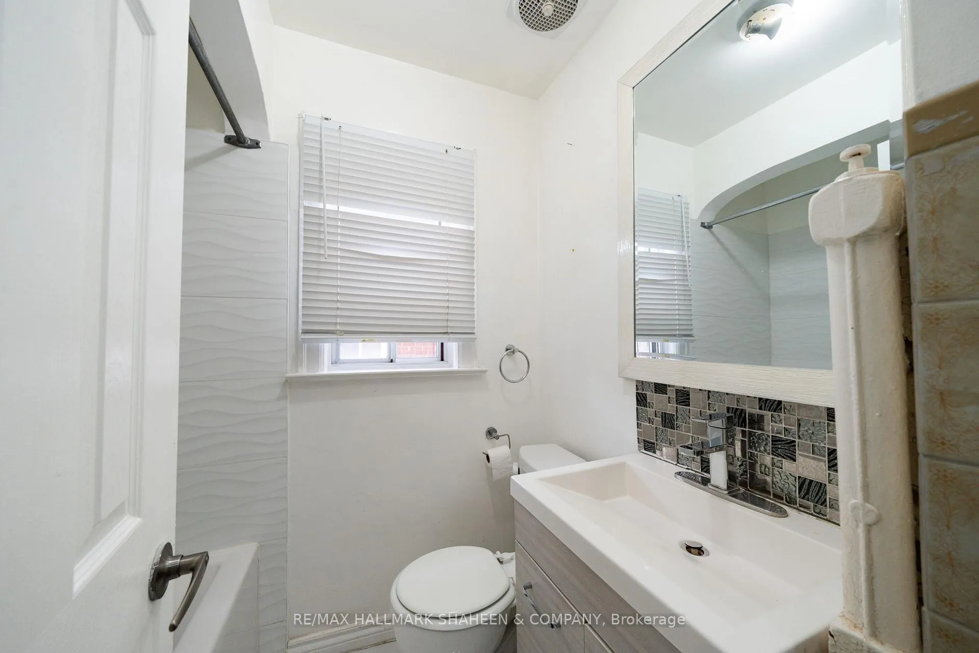 Photo 11 of 378 O'Connor Drive, Toronto, East York — HOMEH