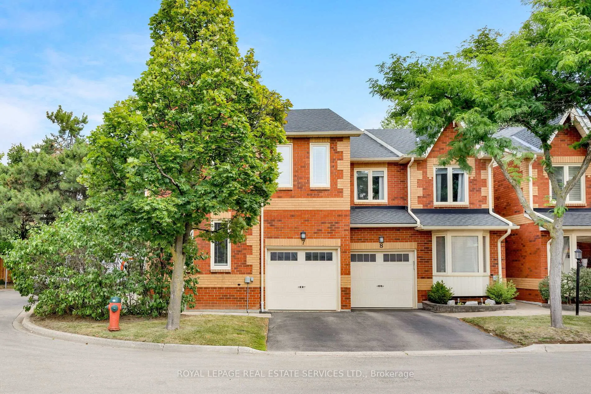 Front of Unit 7, 2006 Glenada Crescent