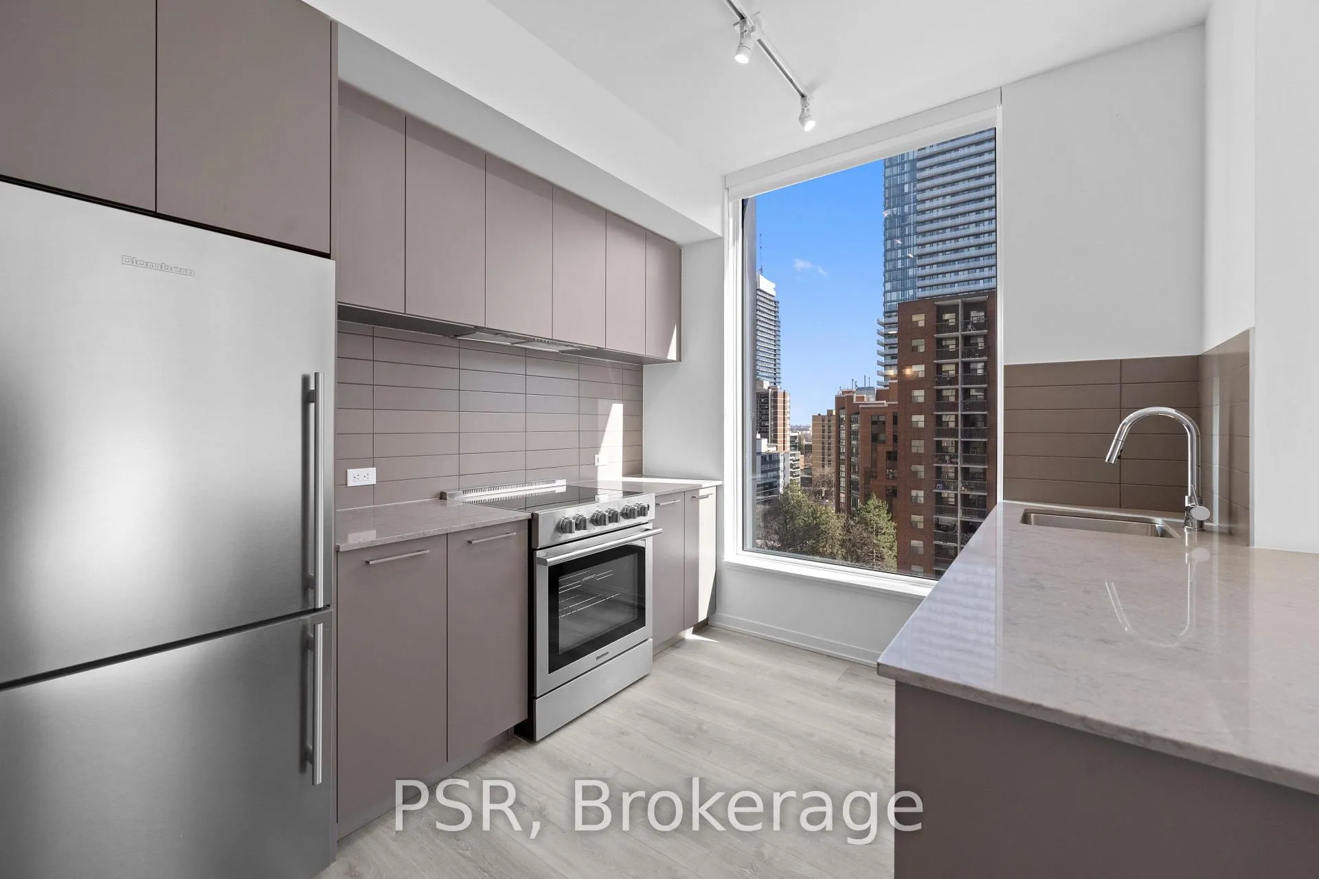 Photo 3 of Unit 408, 101 Roehampton Avenue, Toronto, Mount Pleasant West — HOMEH