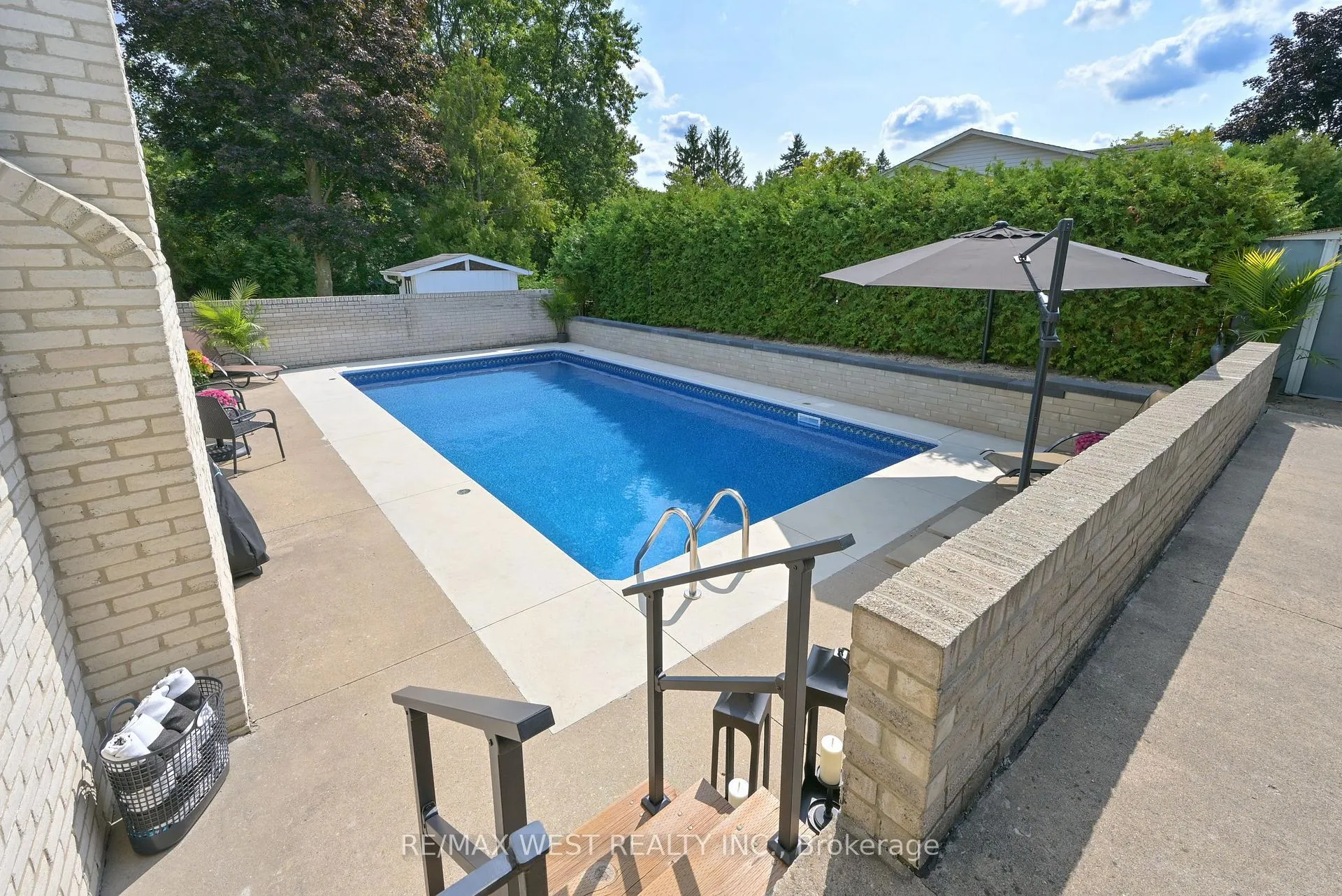 Photo 10 of 17 Pineridge Drive, Caledon, Palgrave — HOMEH
