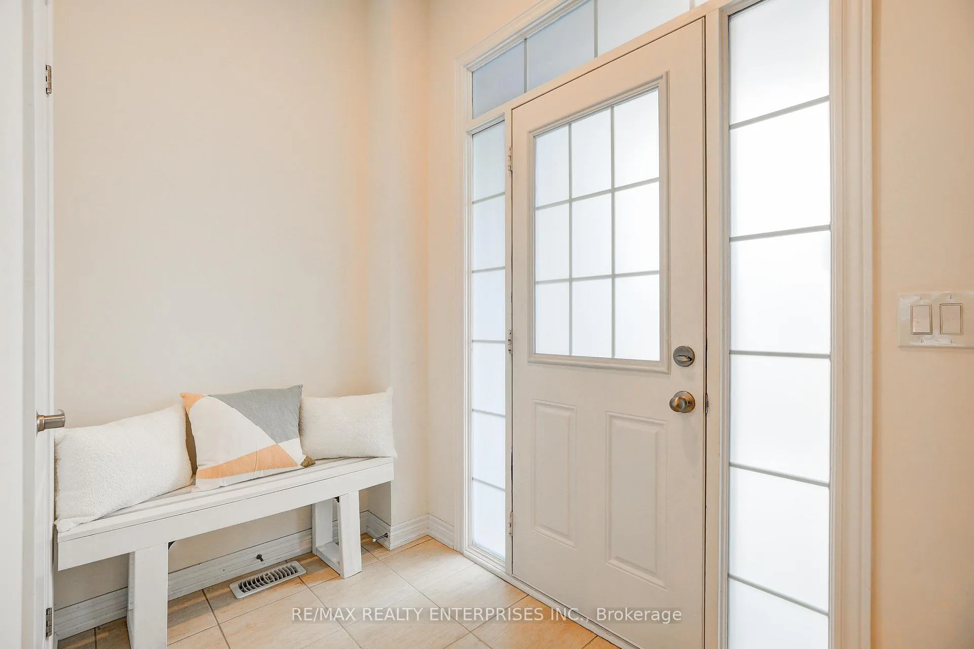 Photo 5 of 51 Davenfield Circle, Brampton, Bram East — HOMEH