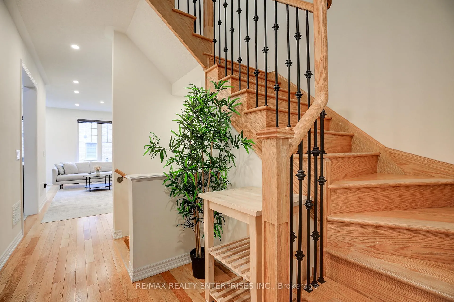 Photo 6 of 51 Davenfield Circle, Brampton, Bram East — HOMEH