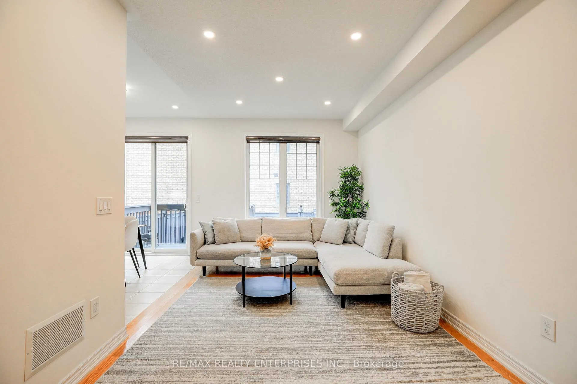 Photo 10 of 51 Davenfield Circle, Brampton, Bram East — HOMEH