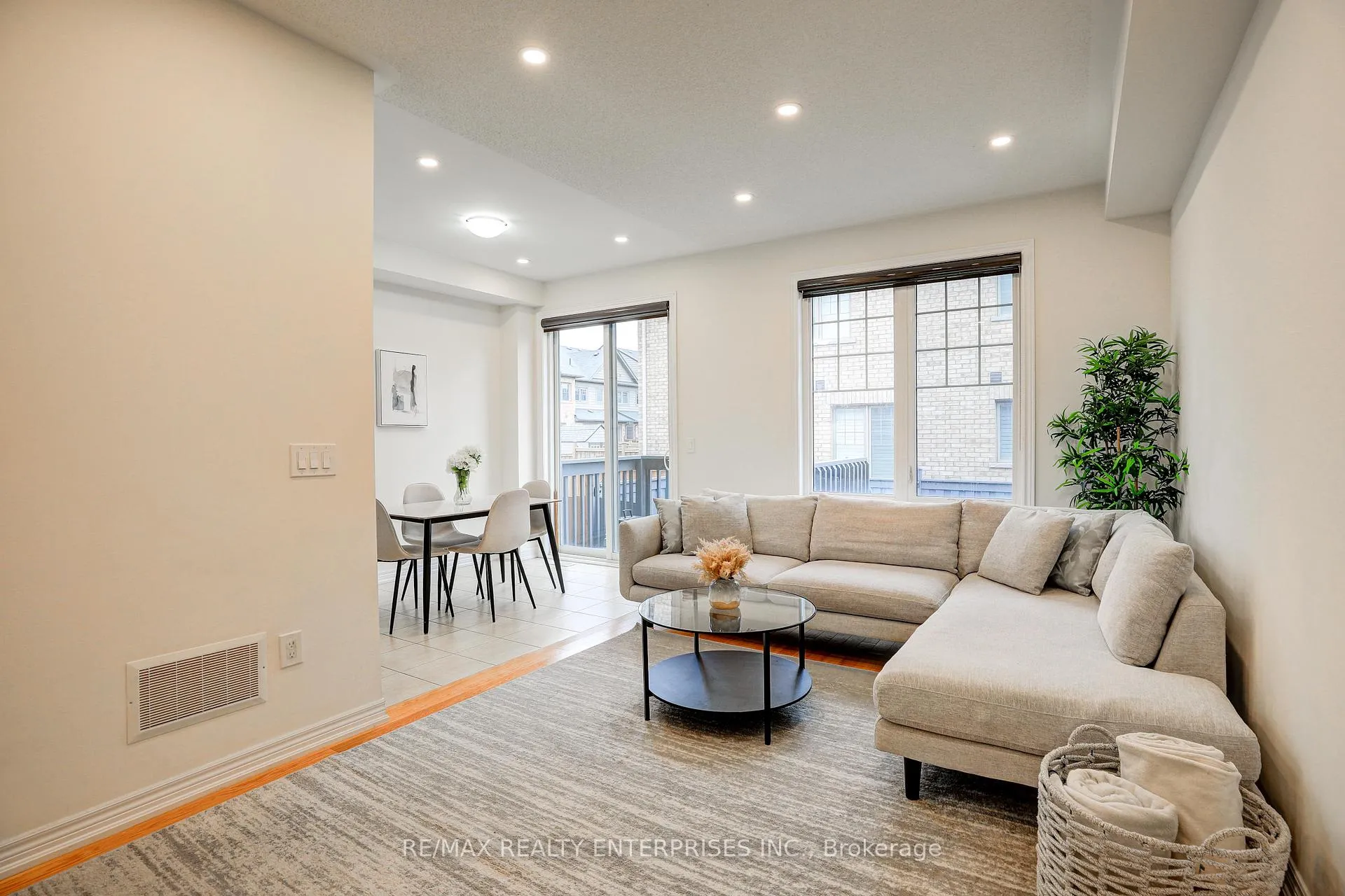 Photo 11 of 51 Davenfield Circle, Brampton, Bram East — HOMEH