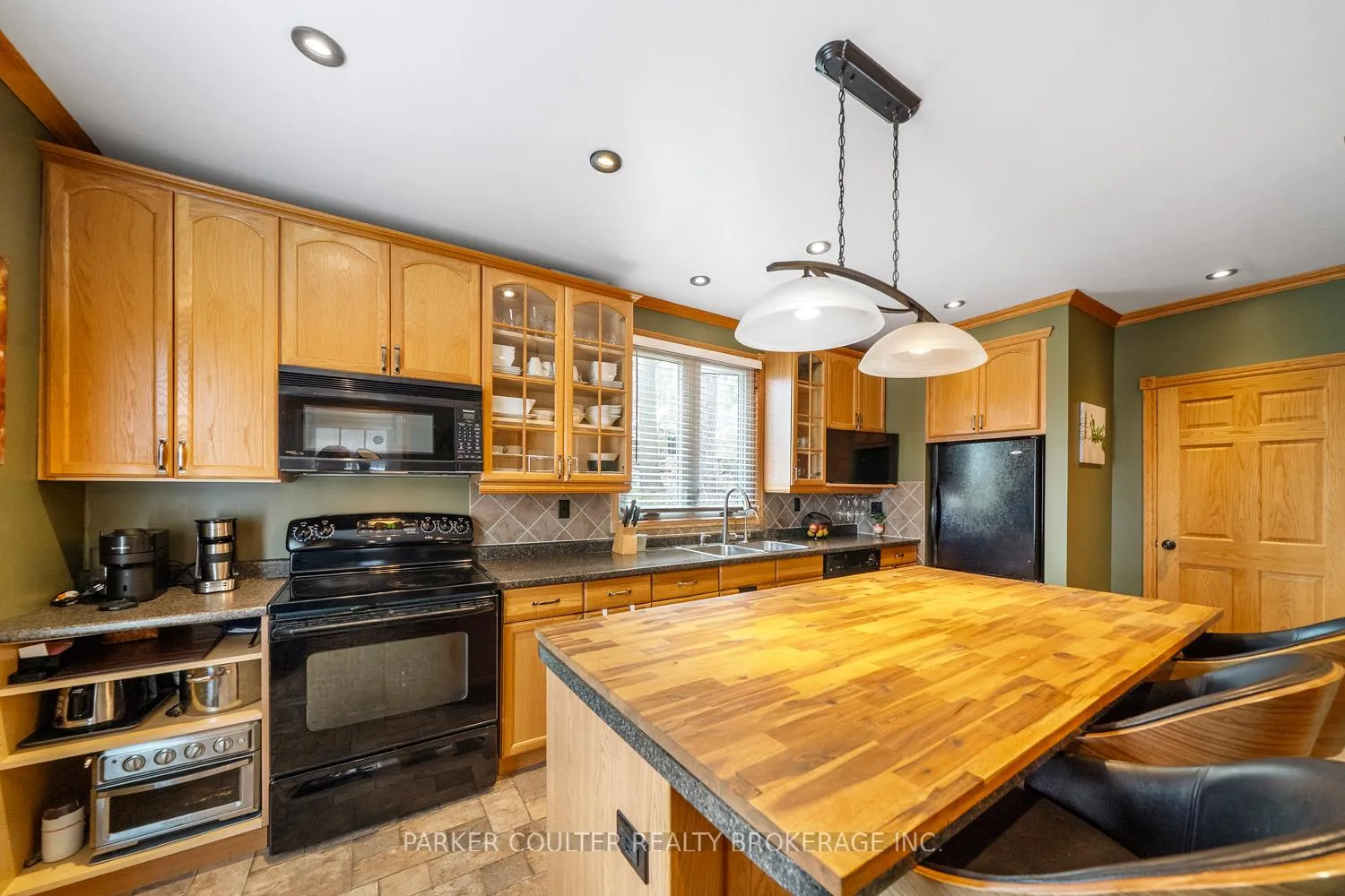 Photo 11 of 683 Ottawa Street, Midland — HOMEH