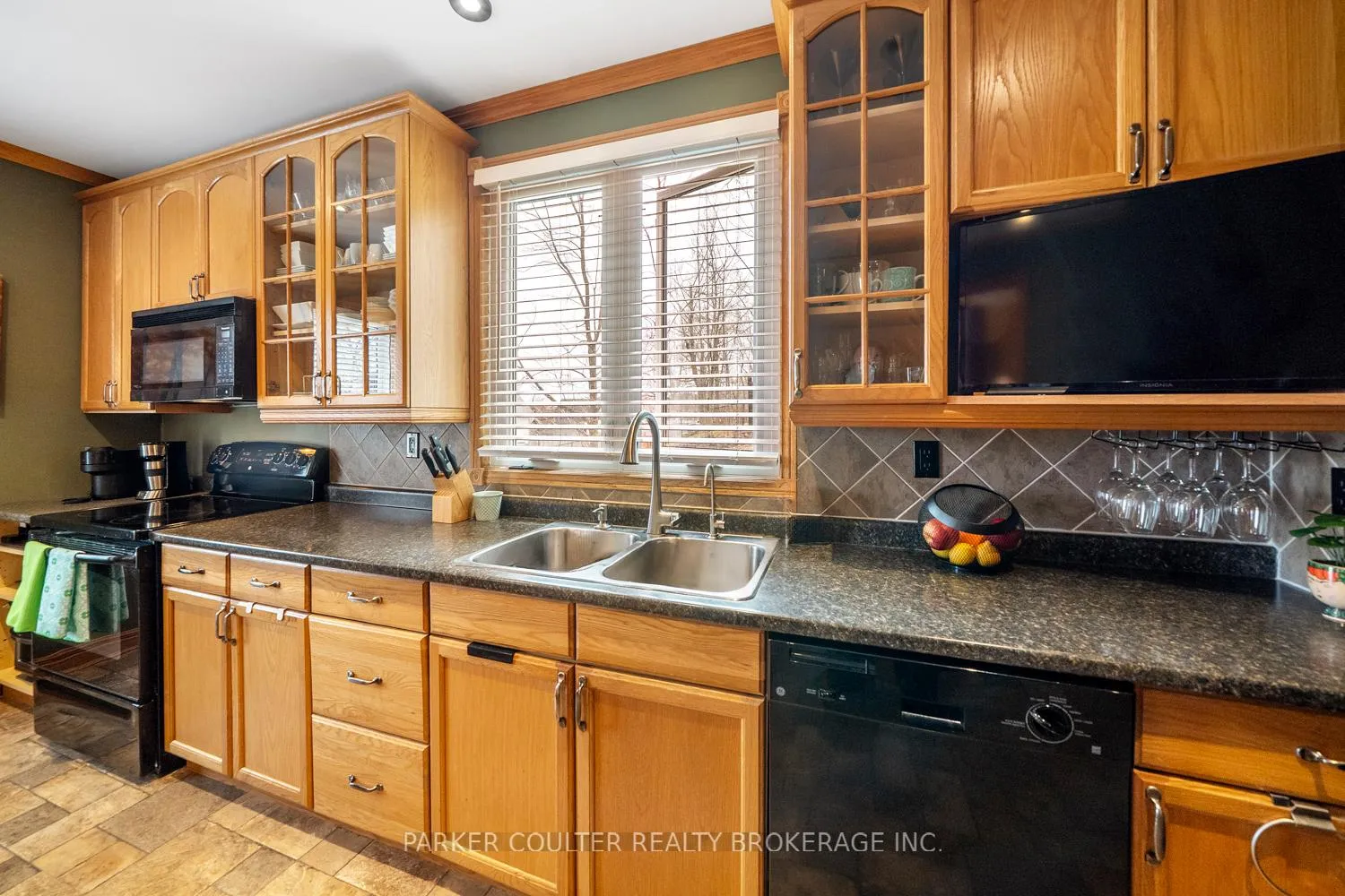 Photo 15 of 683 Ottawa Street, Midland — HOMEH