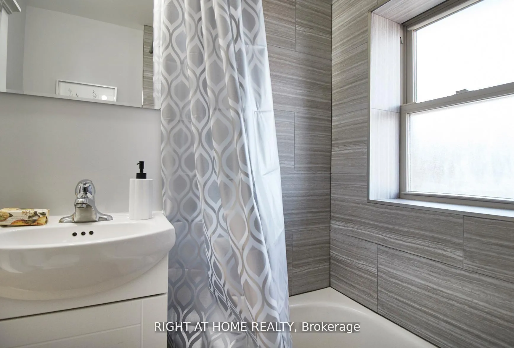 Photo 10 of Unit Upper, 124 Agnes Street, Oshawa, O'Neill — HOMEH