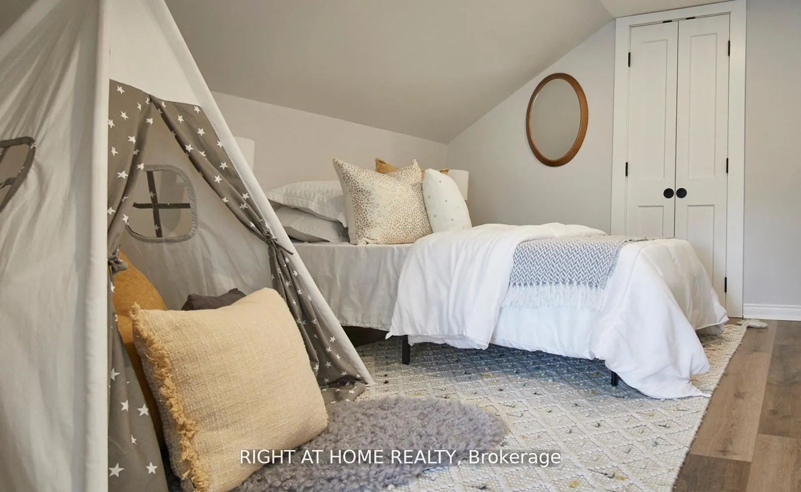 Photo 17 of Unit Upper, 124 Agnes Street, Oshawa, O'Neill — HOMEH