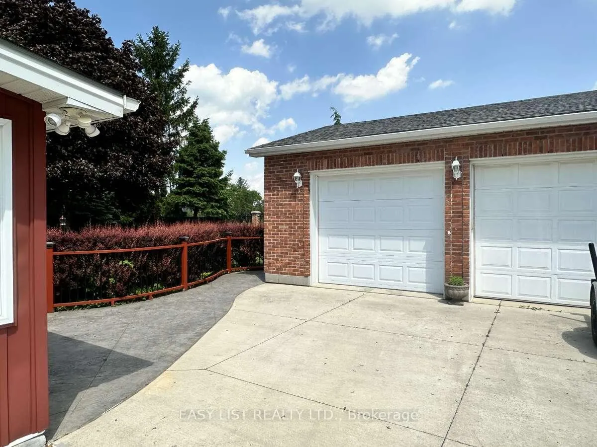 Photo 6 of 7652 Harris Point Drive, Plympton-Wyoming, Plympton Wyoming — HOMEH