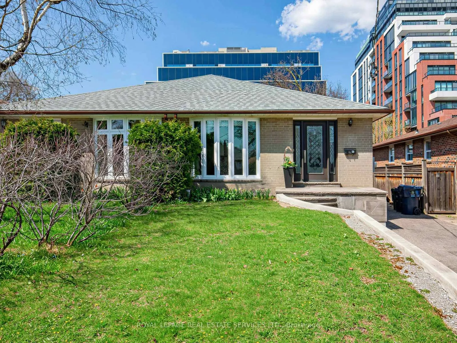 Photo 2 of 44 Caracas Road, North York, Bayview Village — HOMEH