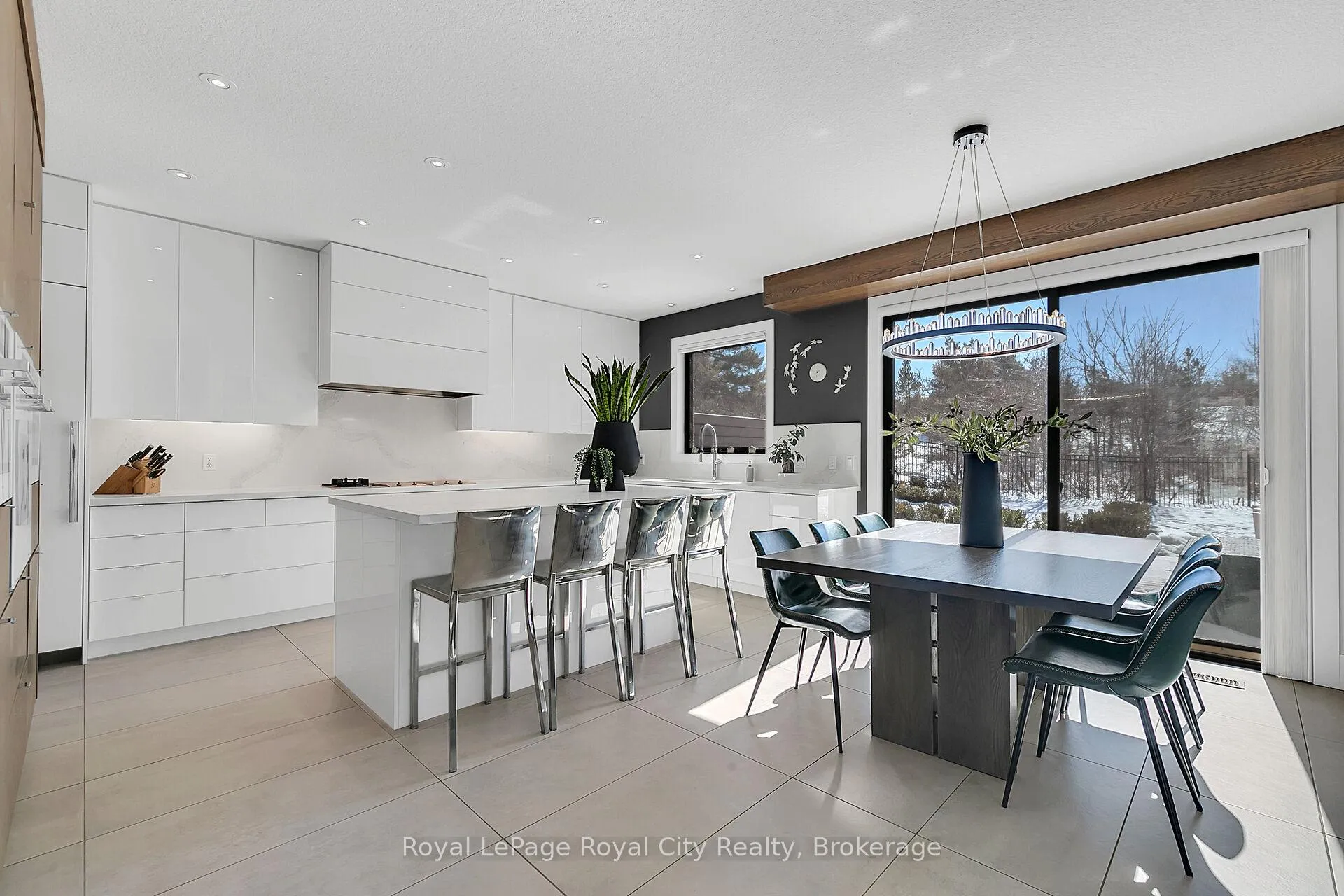 Photo 6 of 303 Gosling Gardens, Guelph, Clairfields/Hanlon Business Park — HOMEH