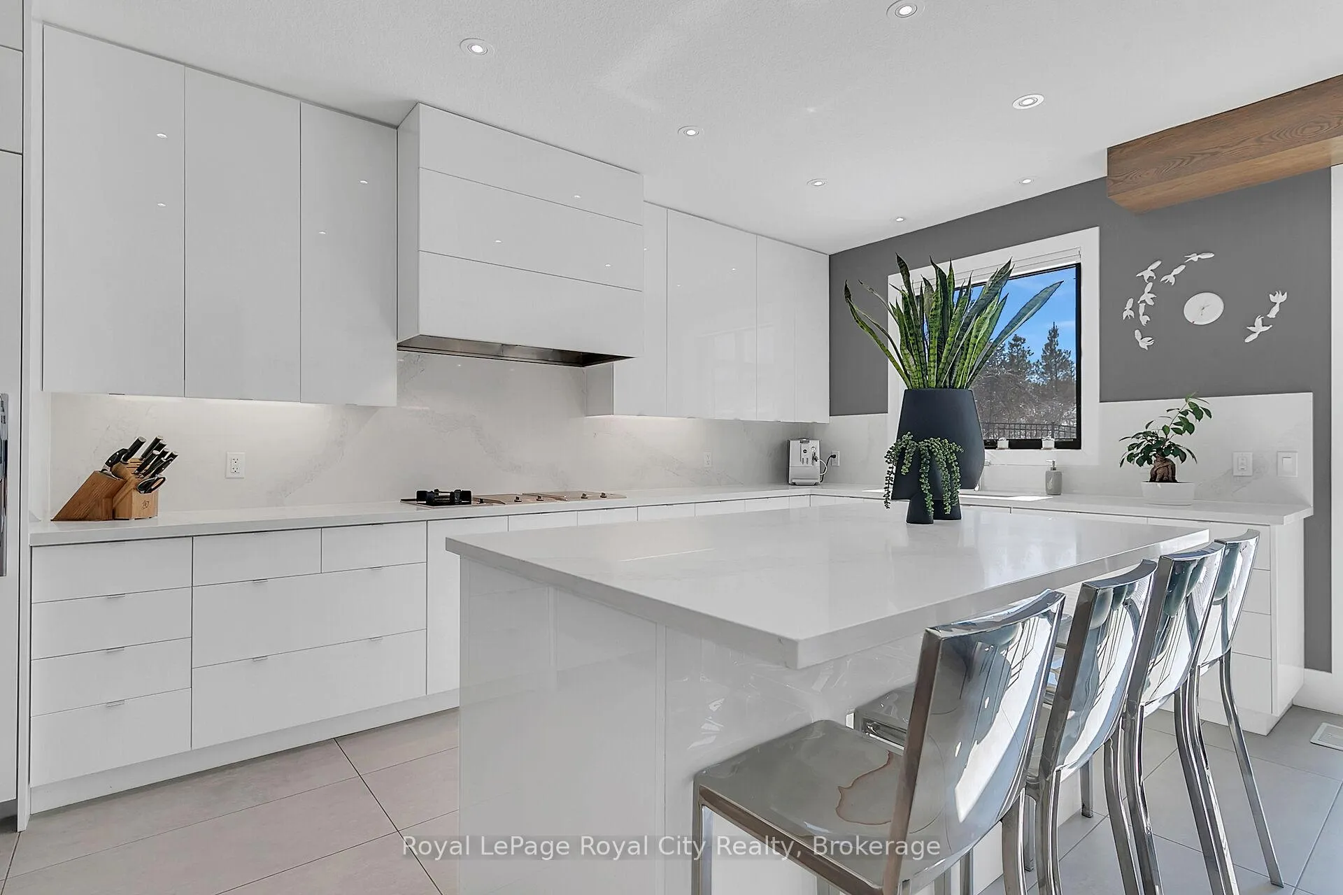 Photo 7 of 303 Gosling Gardens, Guelph, Clairfields/Hanlon Business Park — HOMEH