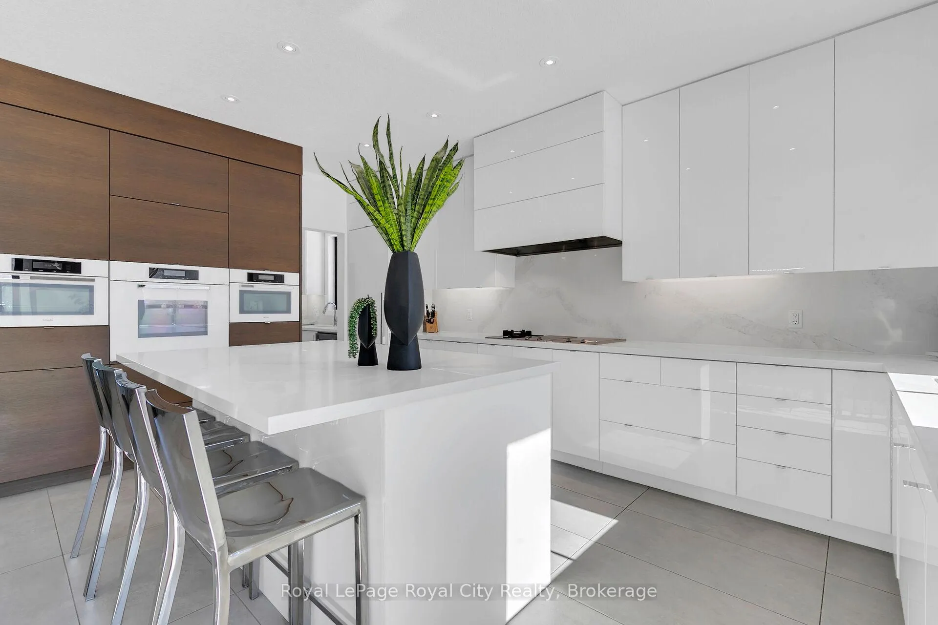 Photo 8 of 303 Gosling Gardens, Guelph, Clairfields/Hanlon Business Park — HOMEH