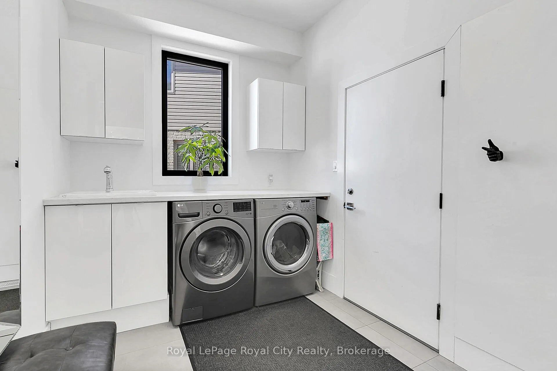Photo 16 of 303 Gosling Gardens, Guelph, Clairfields/Hanlon Business Park — HOMEH