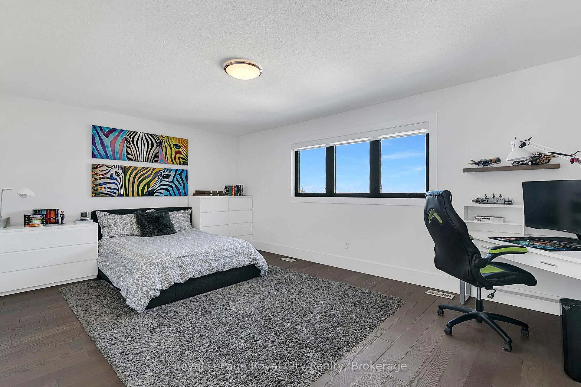 Photo 17 of 303 Gosling Gardens, Guelph, Clairfields/Hanlon Business Park — HOMEH