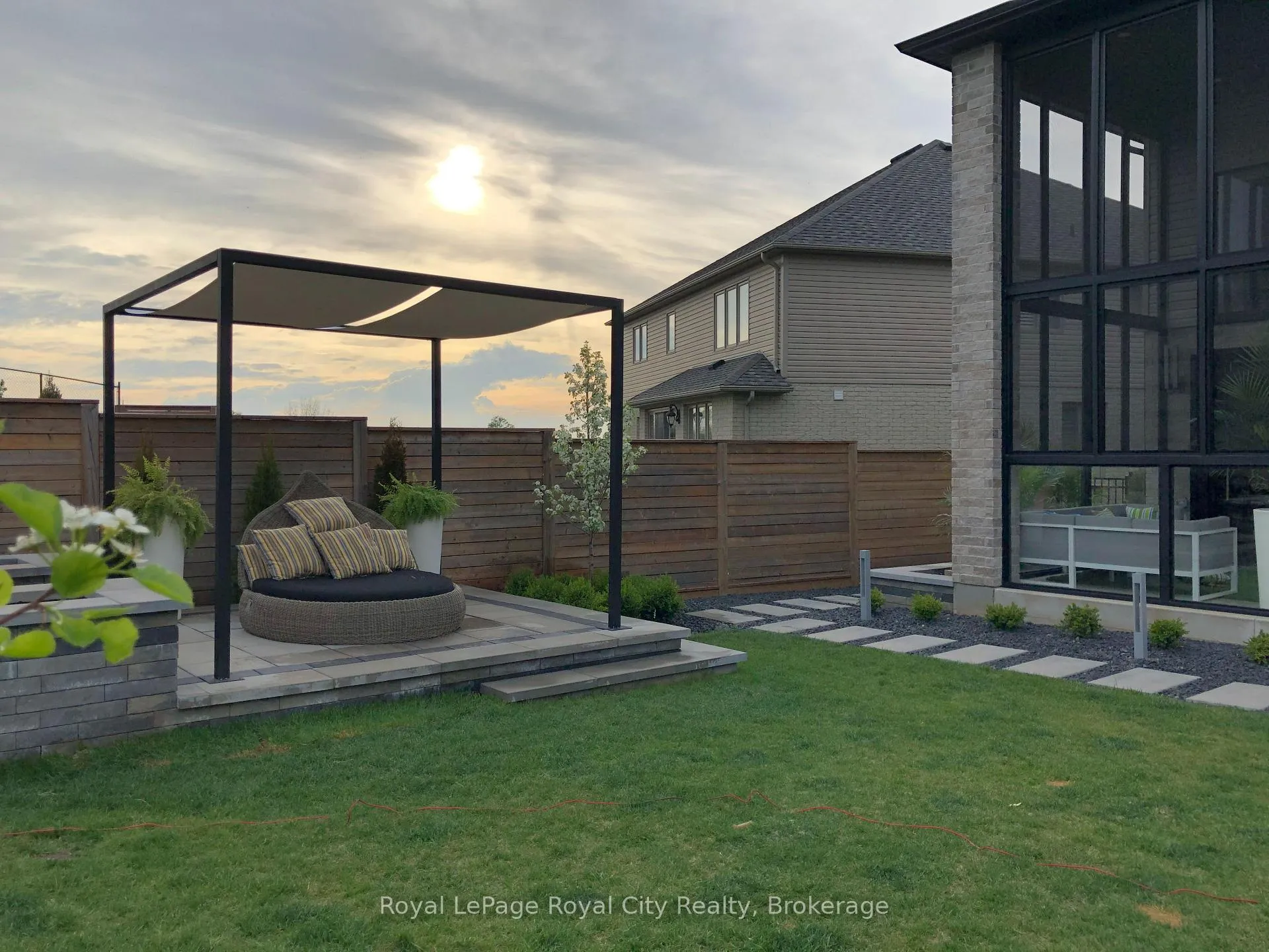 Photo 43 of 303 Gosling Gardens, Guelph, Clairfields/Hanlon Business Park — HOMEH
