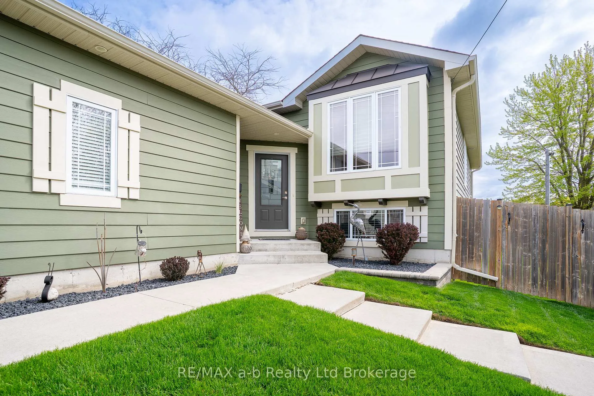 Photo 2 of 136 Maple Lane, Tillsonburg — HOMEH
