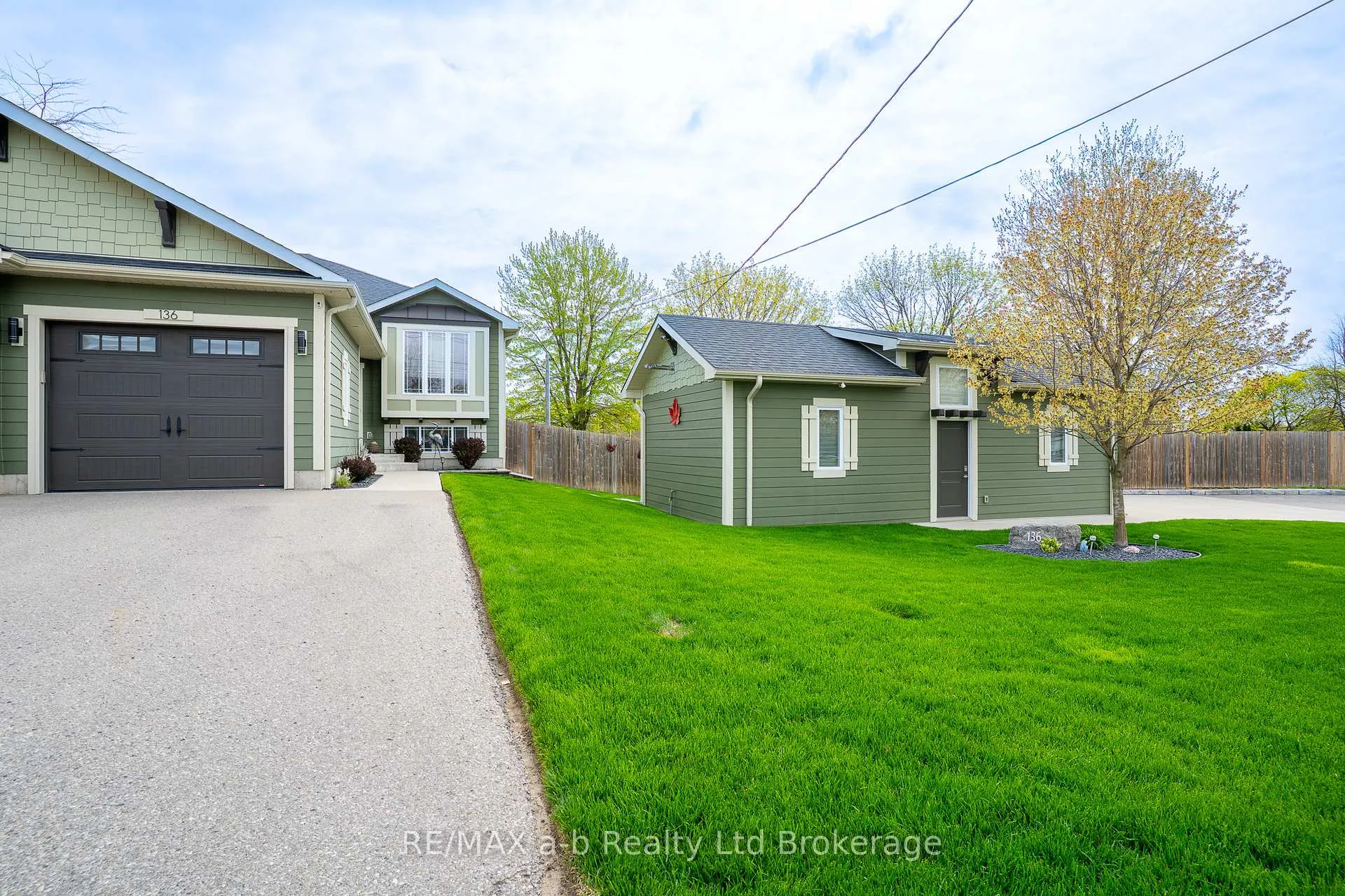 Photo 3 of 136 Maple Lane, Tillsonburg — HOMEH