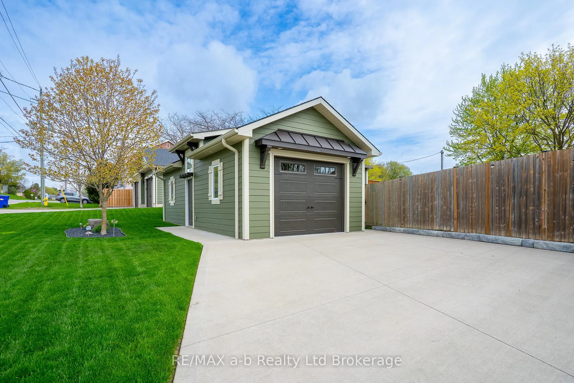 Photo 4 of 136 Maple Lane, Tillsonburg — HOMEH