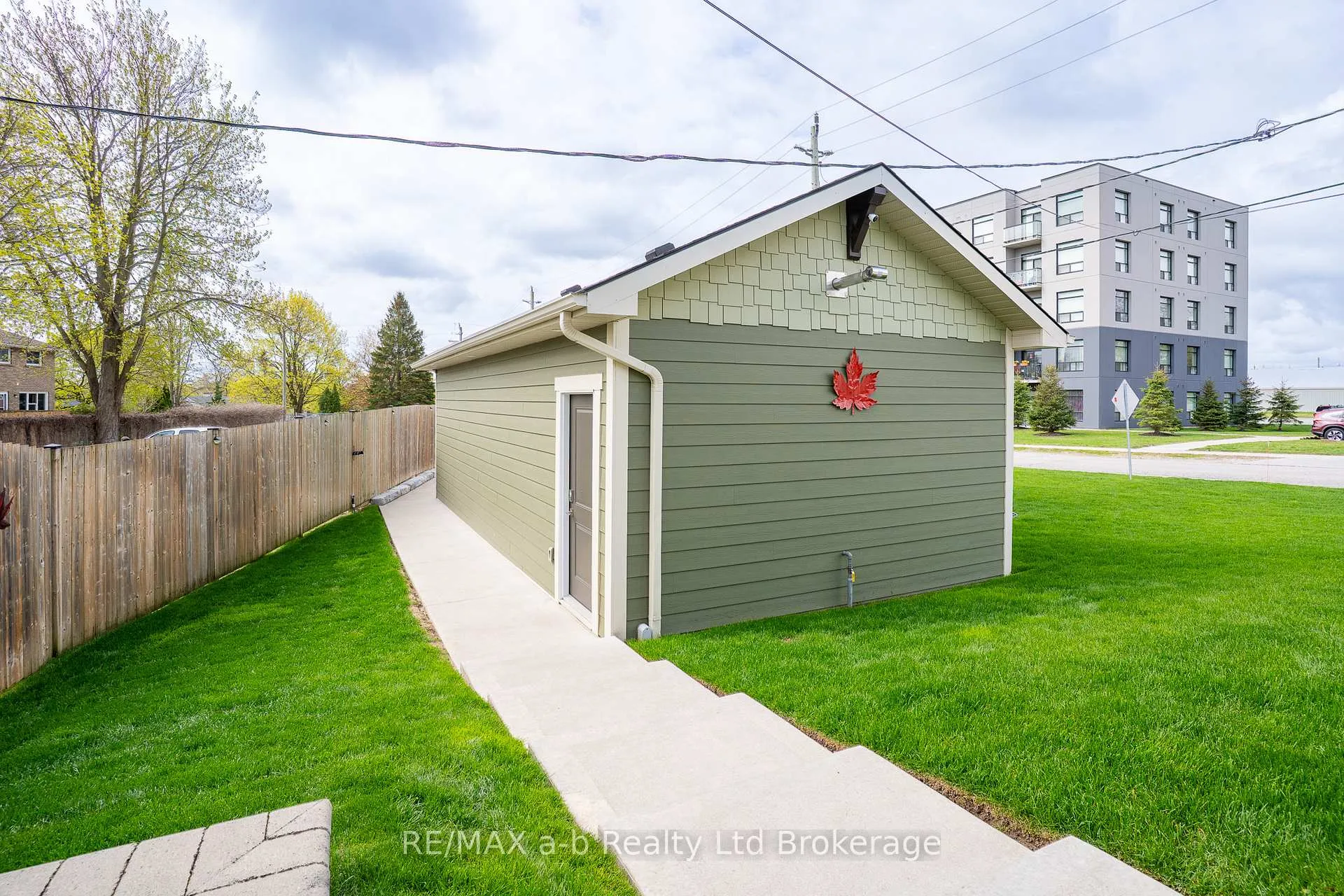 Photo 5 of 136 Maple Lane, Tillsonburg — HOMEH