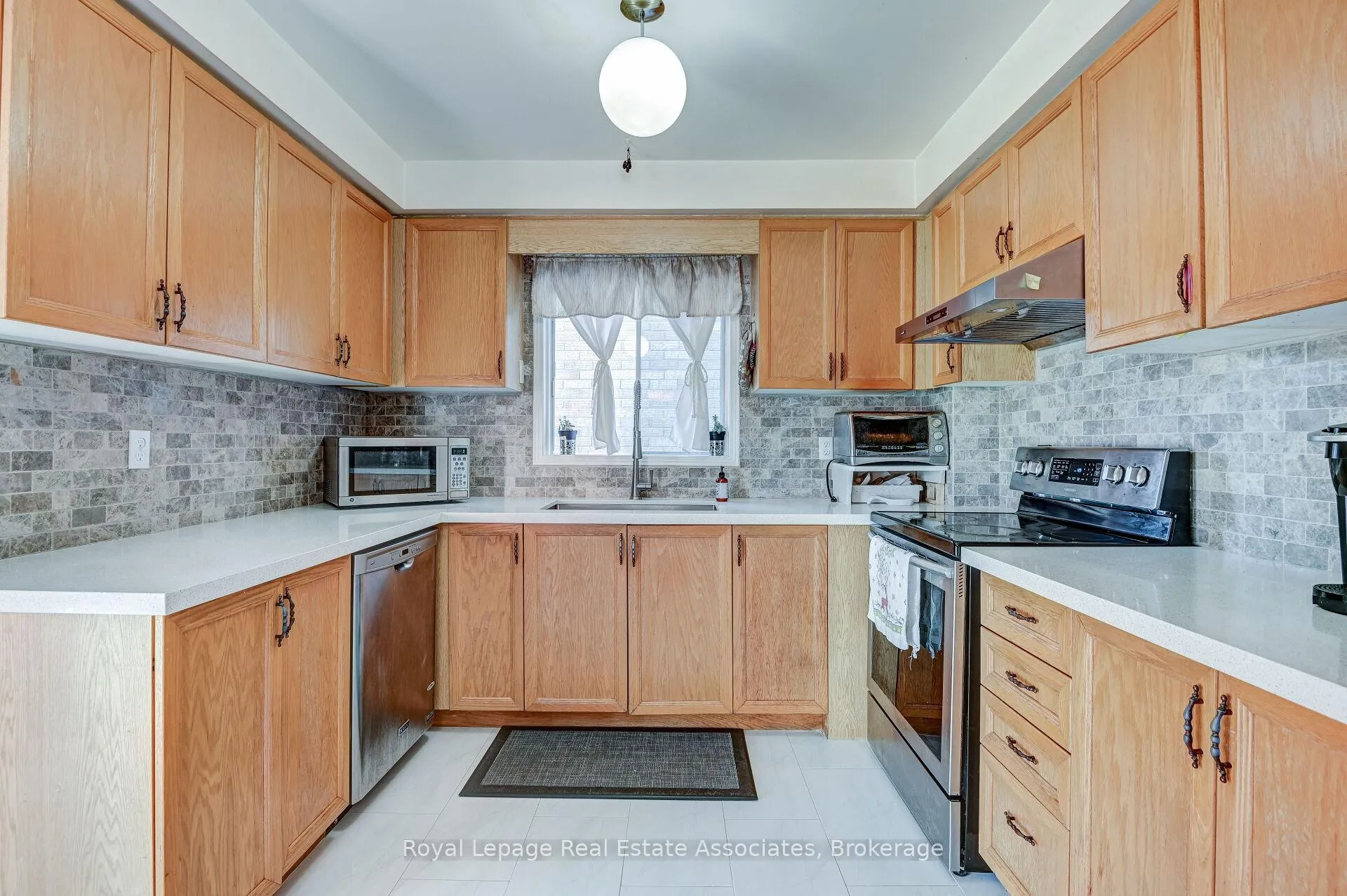 Photo 11 of 70 Nectarine Crescent, Brampton, Westgate — HOMEH