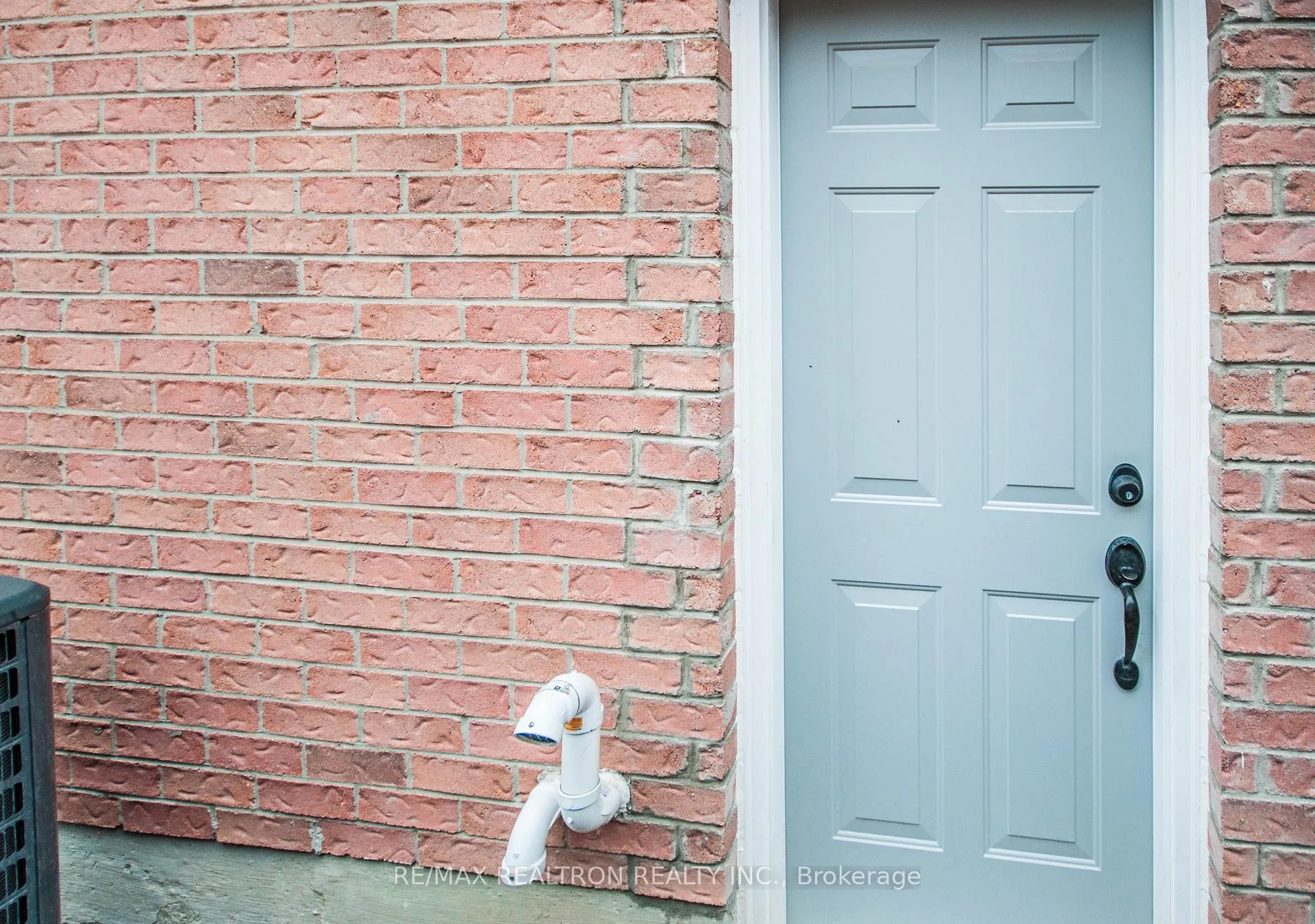 Photo 3 of 87 Garham Crescent, Markham, Aileen-Willowbrook — HOMEH
