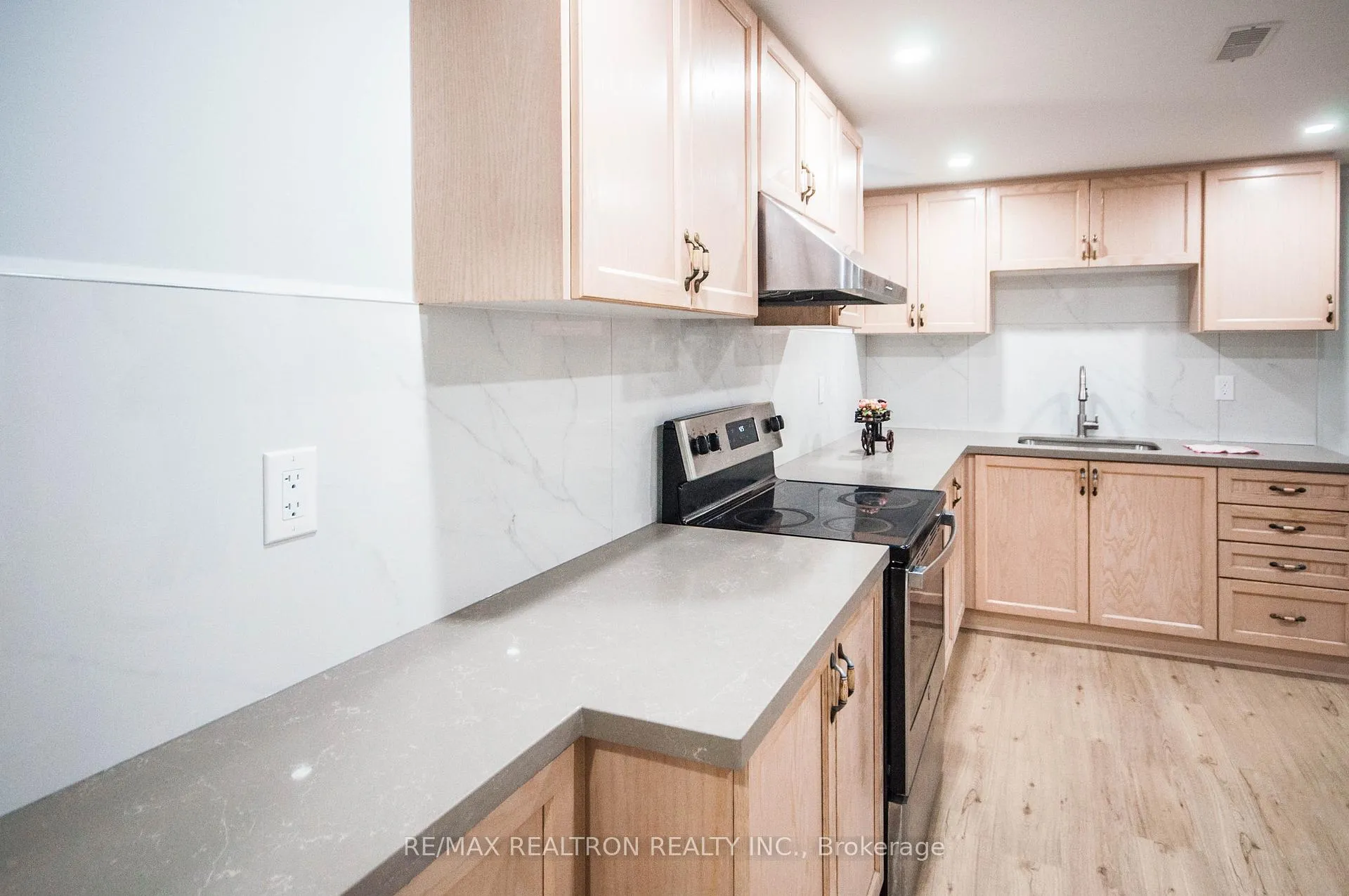 Photo 12 of 87 Garham Crescent, Markham, Aileen-Willowbrook — HOMEH