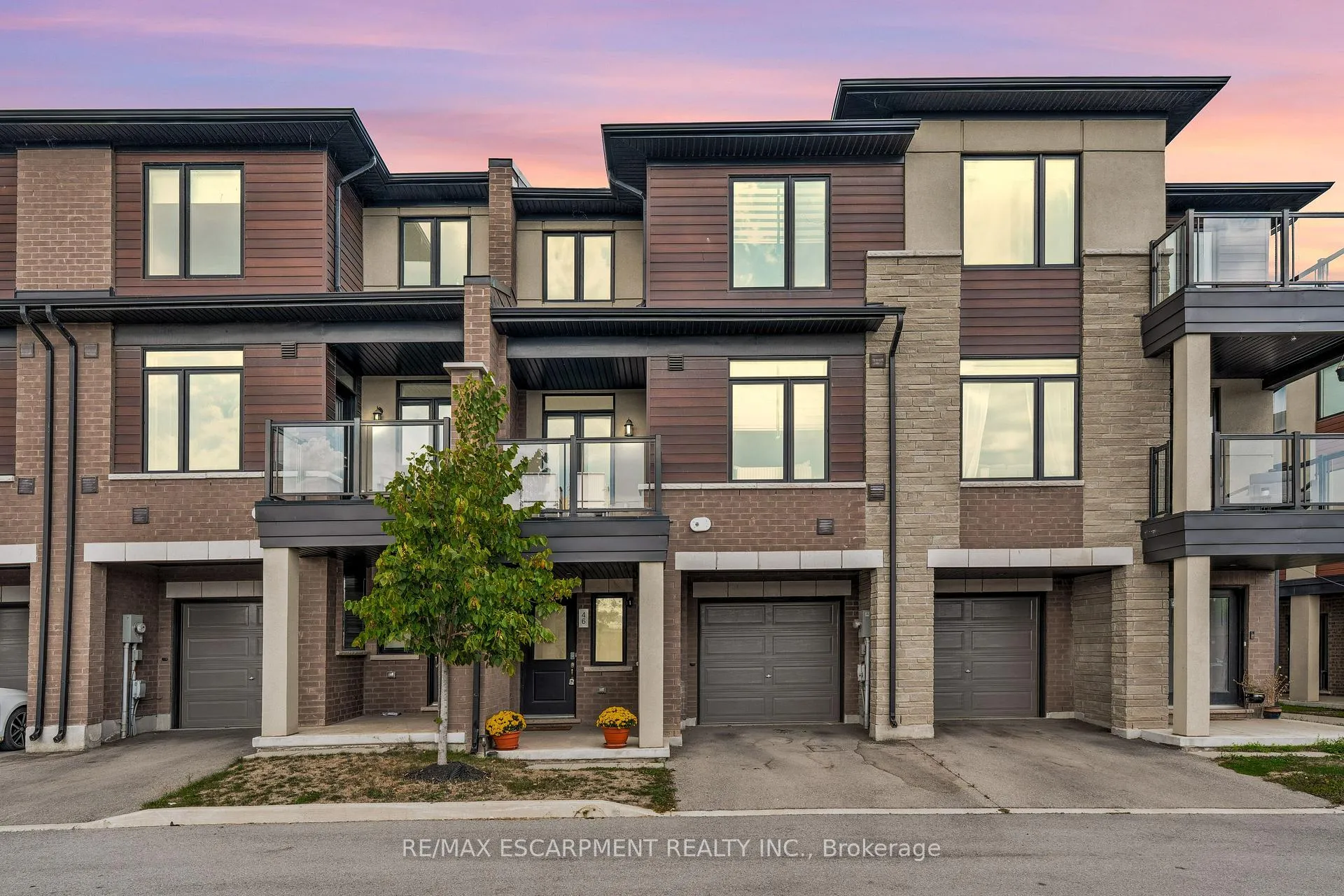 Photo 1 of Unit 46, 590 North Service Road, Hamilton, Lakeshore — HOMEH