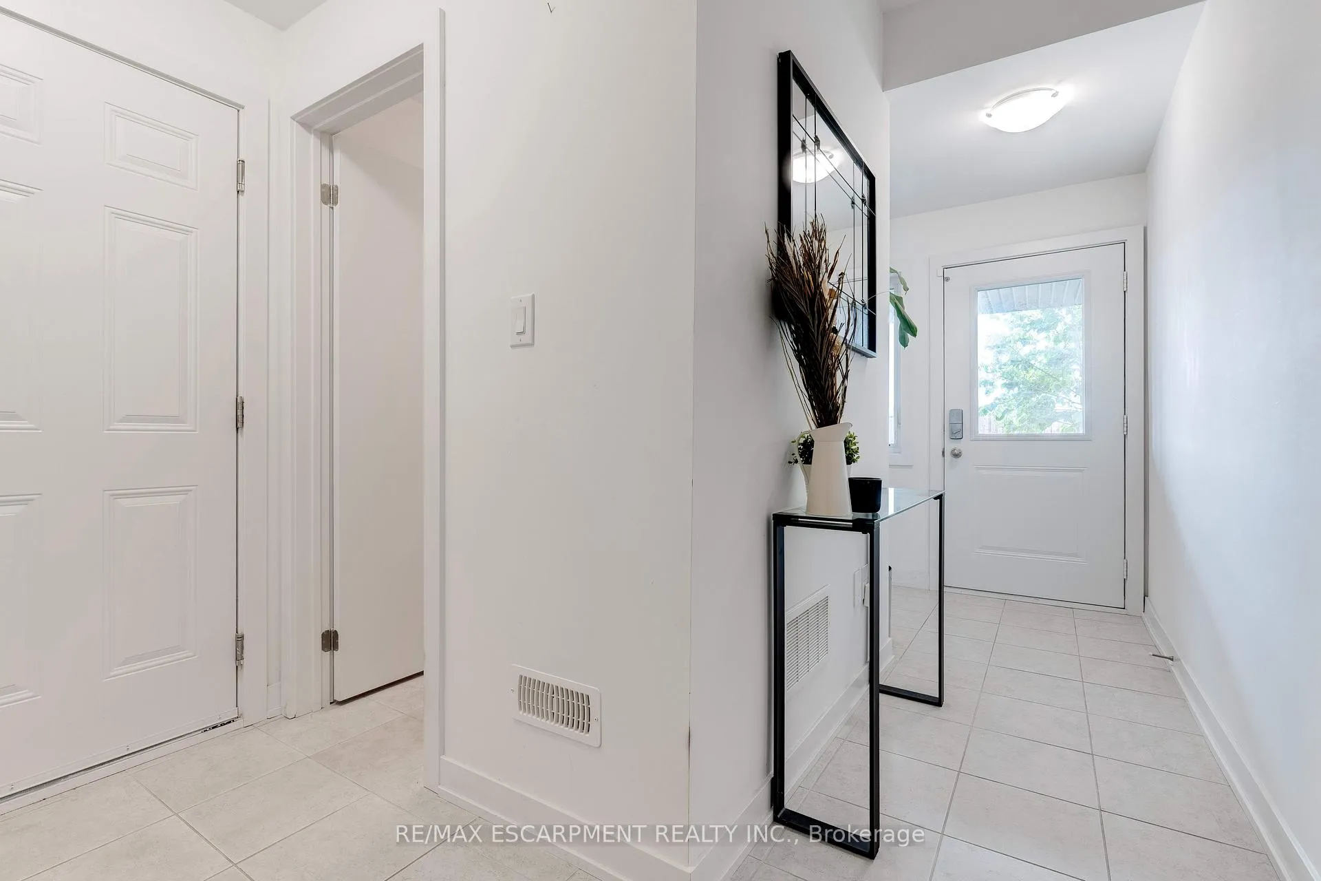 Photo 3 of Unit 46, 590 North Service Road, Hamilton, Lakeshore — HOMEH