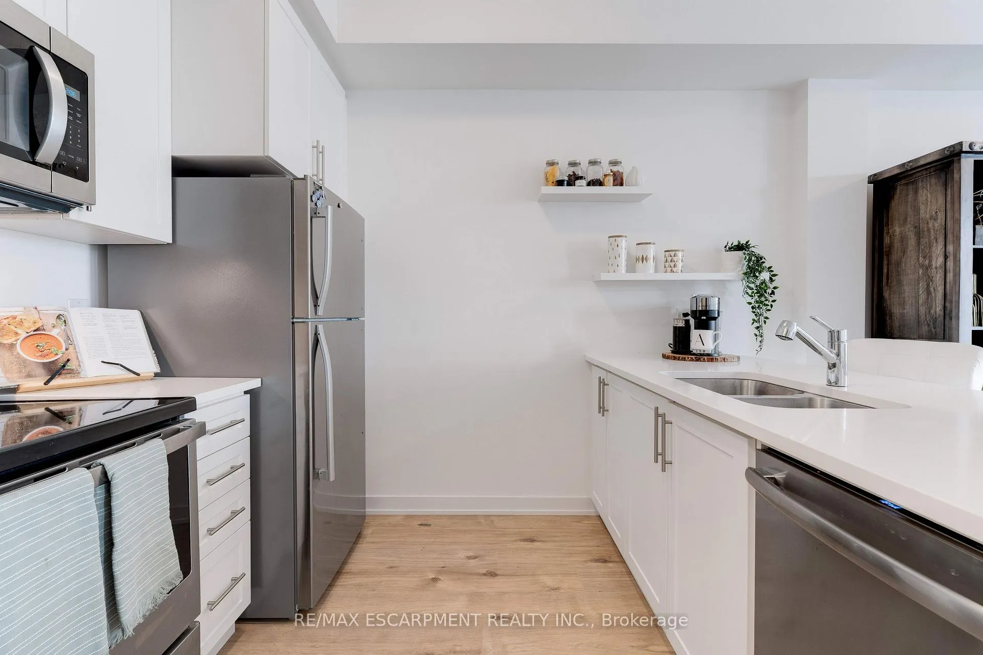Photo 5 of Unit 46, 590 North Service Road, Hamilton, Lakeshore — HOMEH