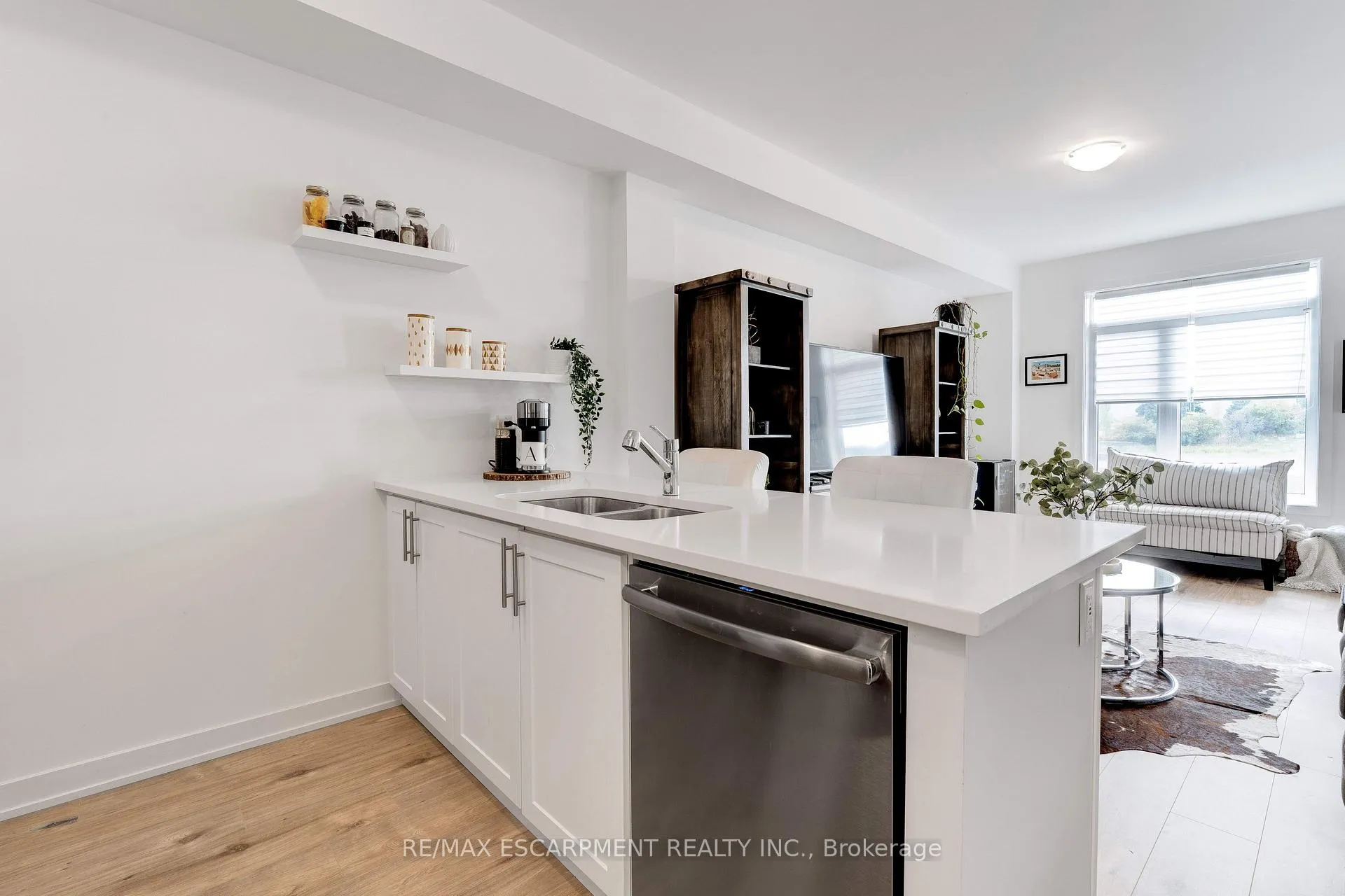 Photo 6 of Unit 46, 590 North Service Road, Hamilton, Lakeshore — HOMEH