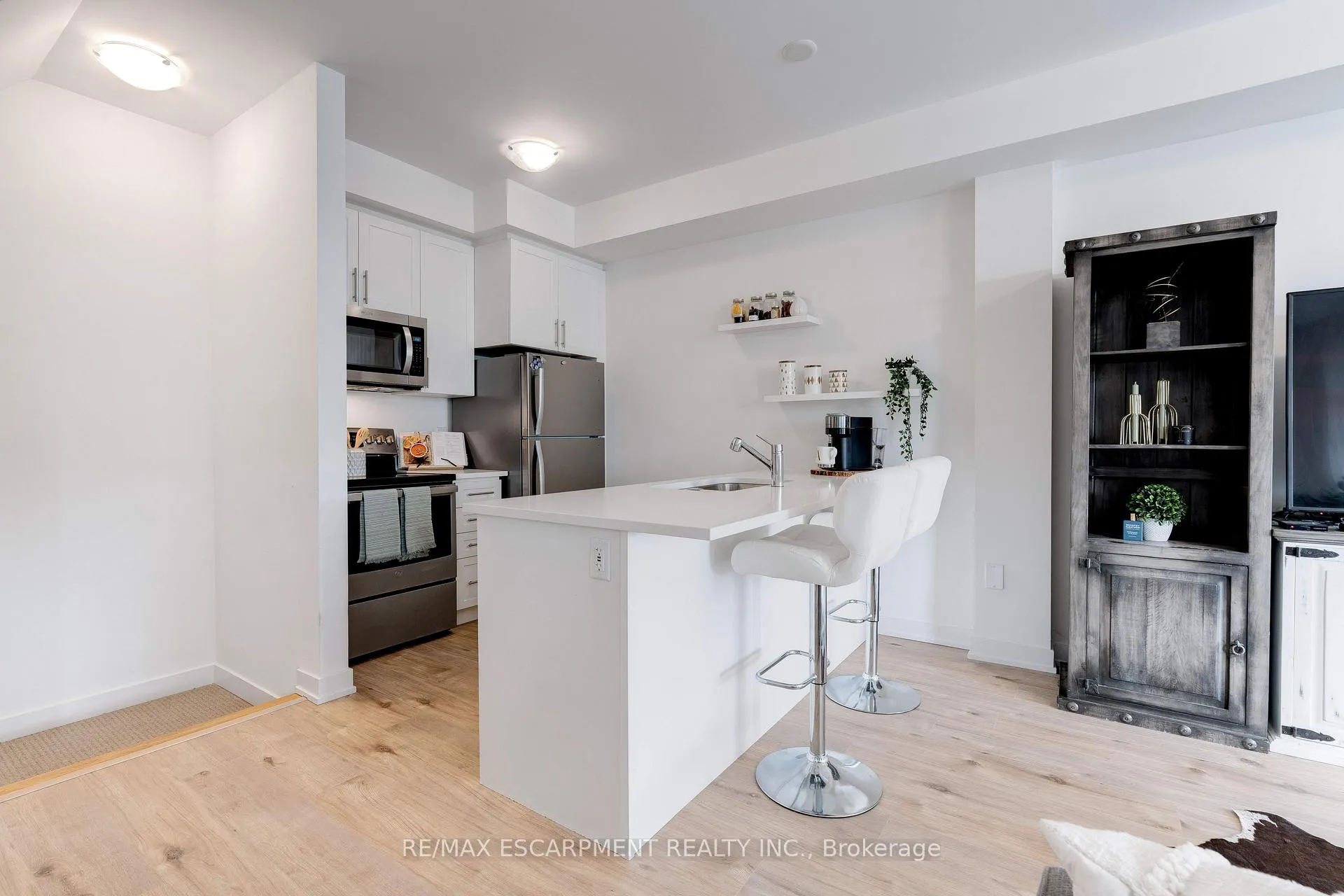 Photo 7 of Unit 46, 590 North Service Road, Hamilton, Lakeshore — HOMEH