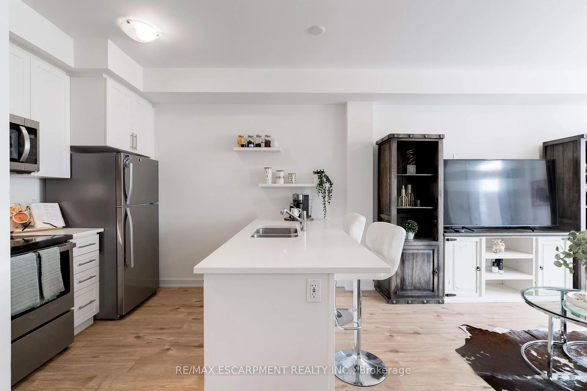 Photo 8 of Unit 46, 590 North Service Road, Hamilton, Lakeshore — HOMEH
