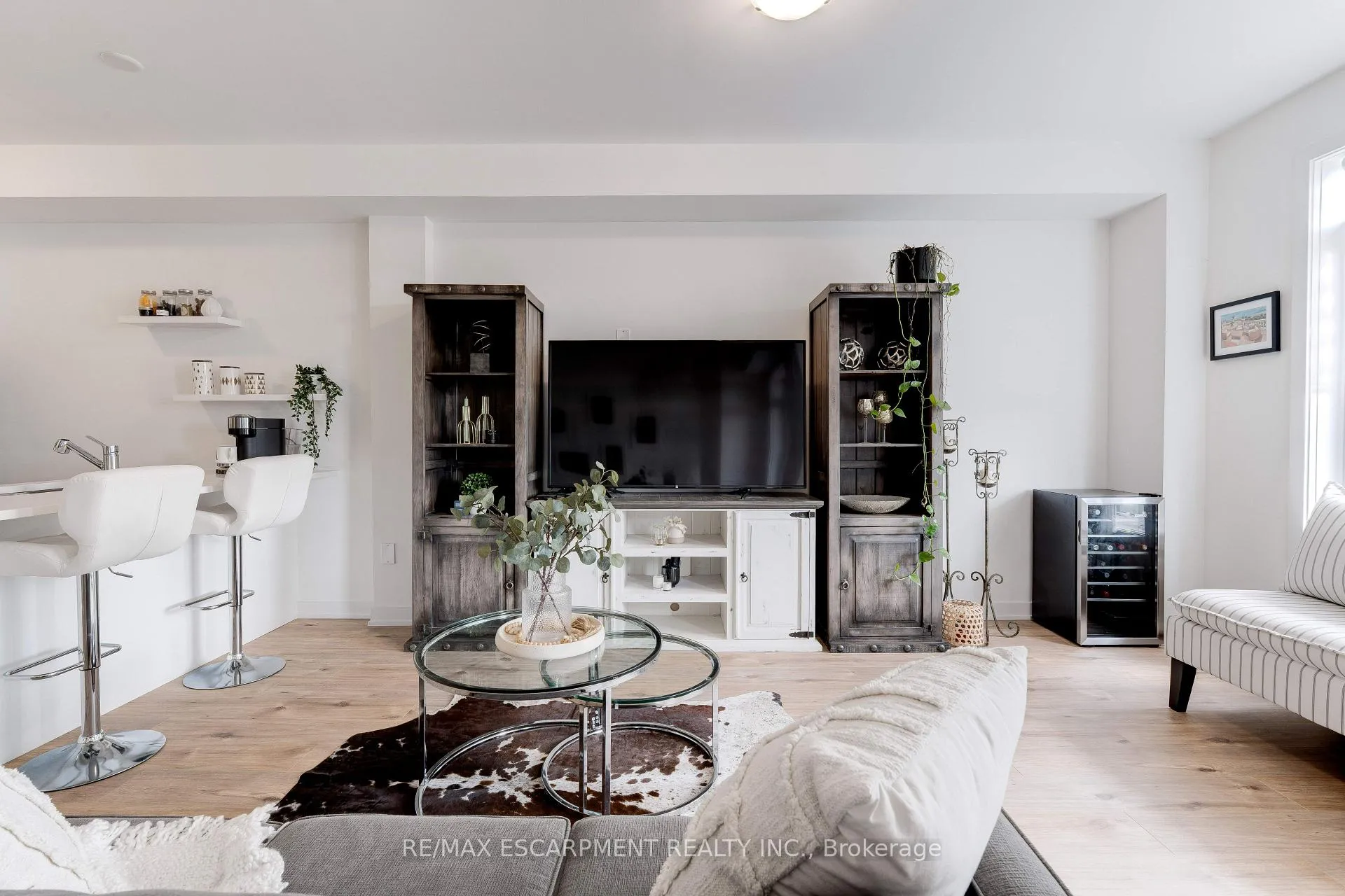 Photo 10 of Unit 46, 590 North Service Road, Hamilton, Lakeshore — HOMEH
