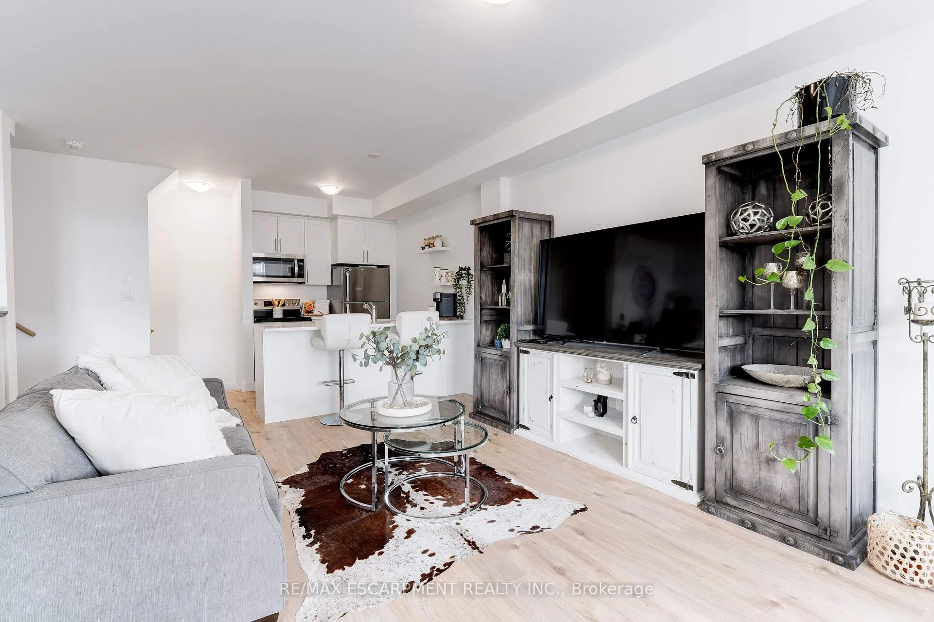 Photo 11 of Unit 46, 590 North Service Road, Hamilton, Lakeshore — HOMEH