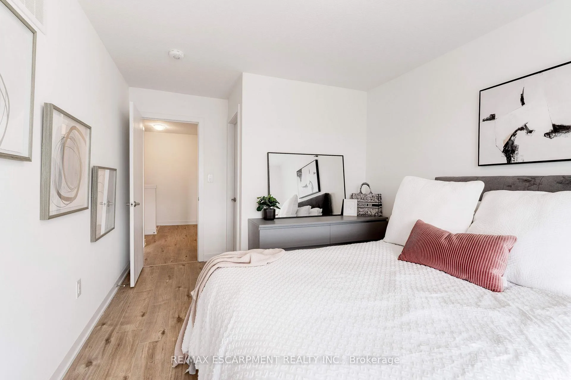 Photo 22 of Unit 46, 590 North Service Road, Hamilton, Lakeshore — HOMEH