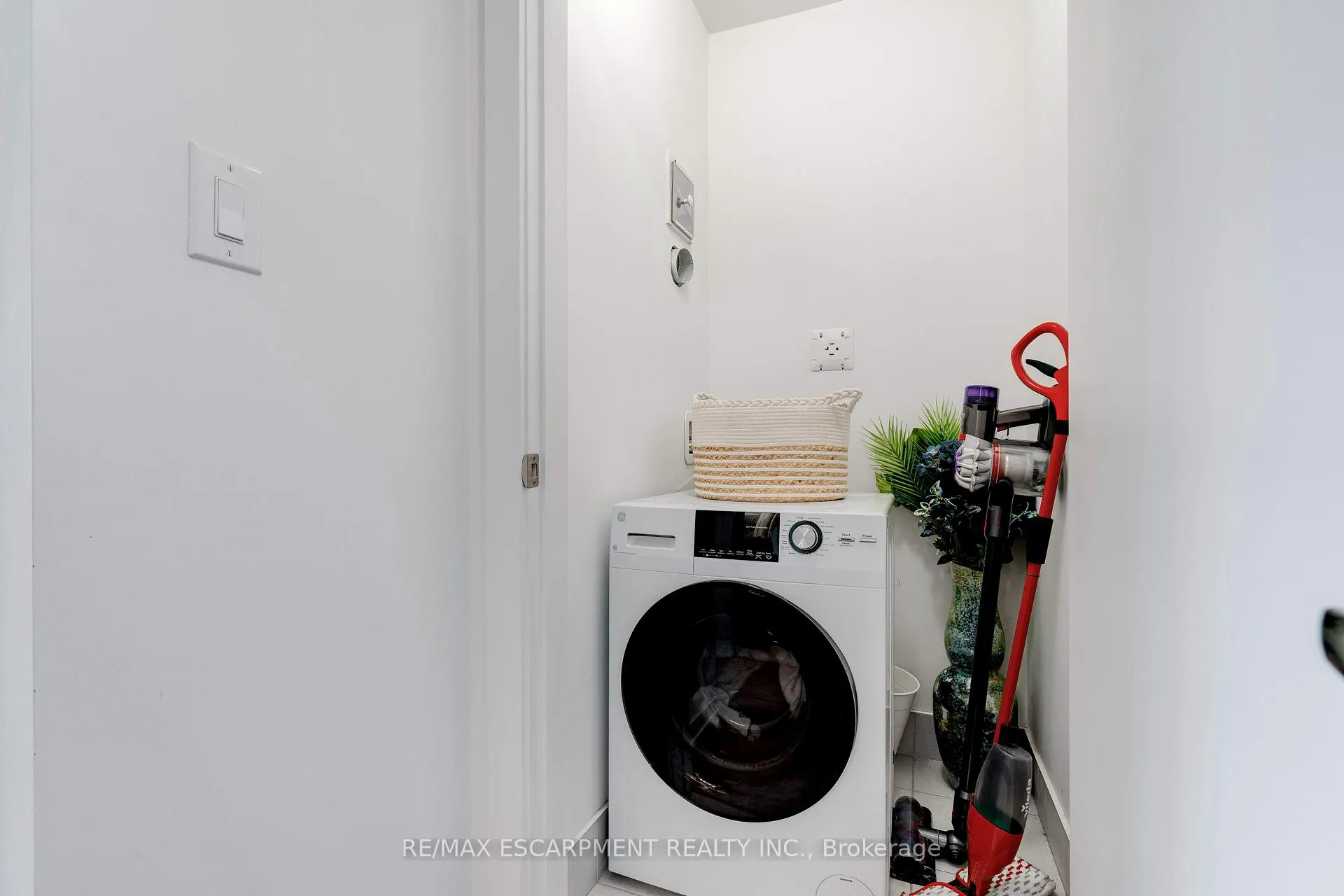 Photo 24 of Unit 46, 590 North Service Road, Hamilton, Lakeshore — HOMEH